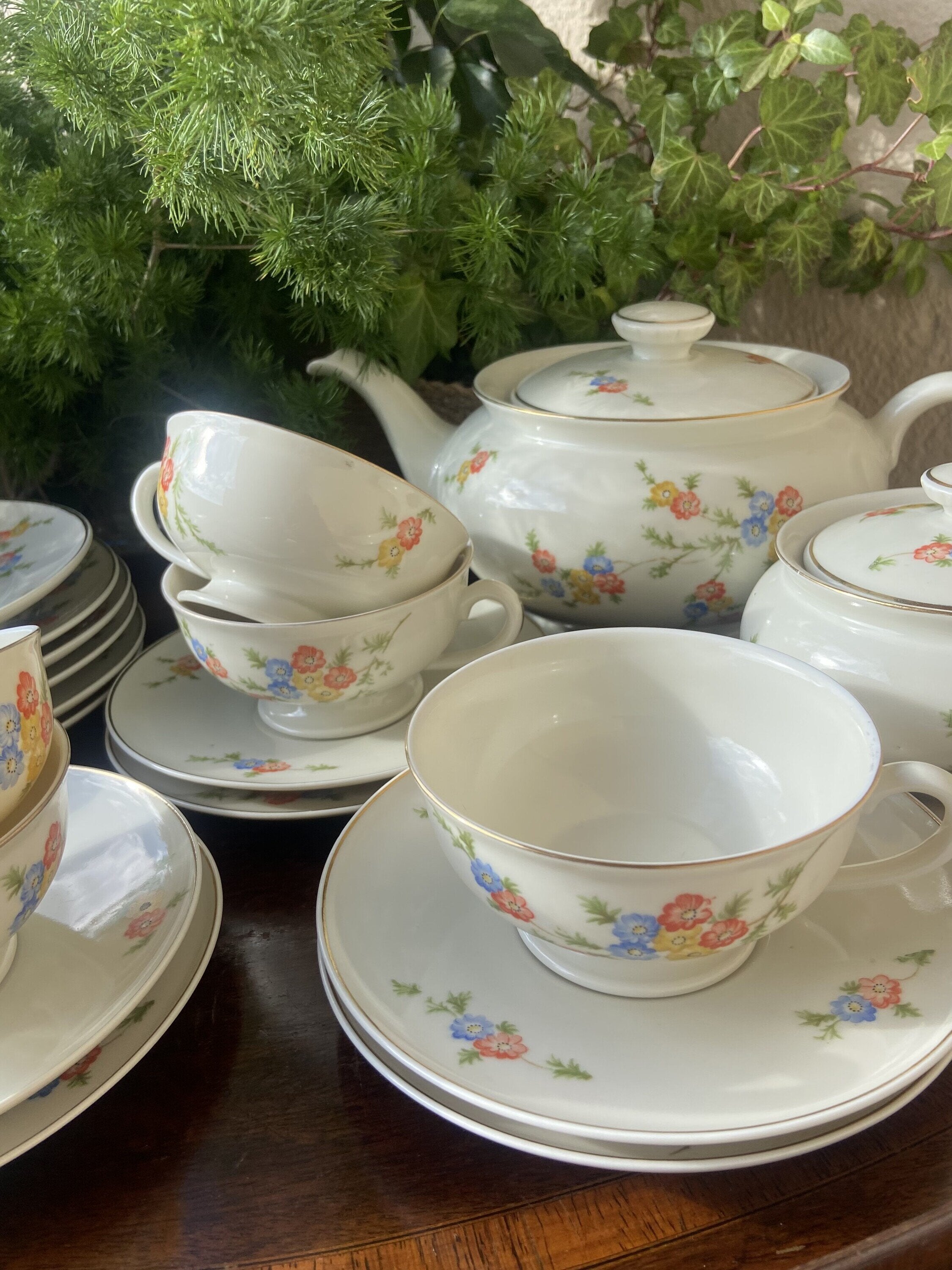 Juego de té y 6 platos de merienda en porcelana suiza "Langenthal"