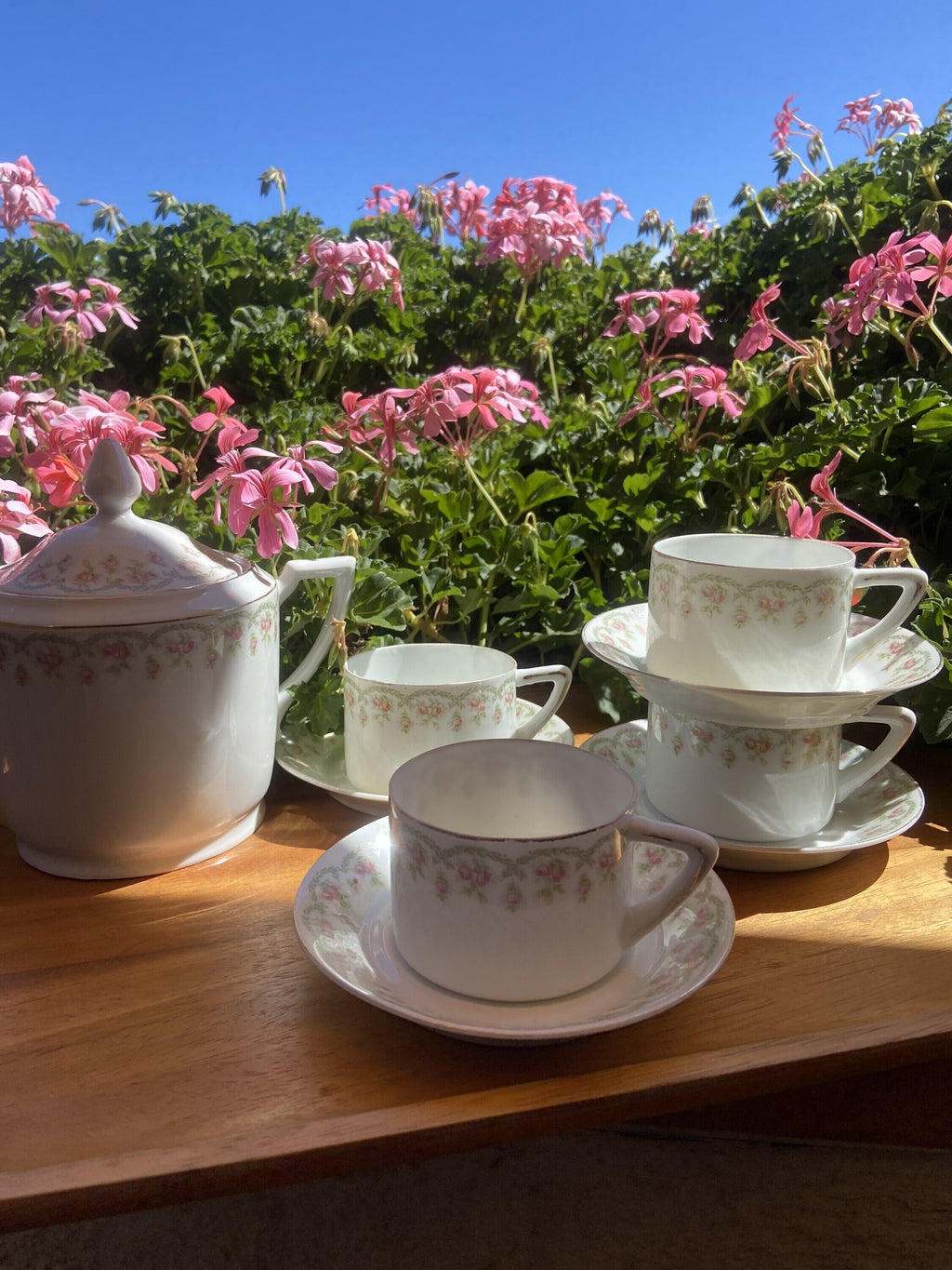 4 tazas de té/ café y azucarero en porcelana de Slovaquia "Union T".