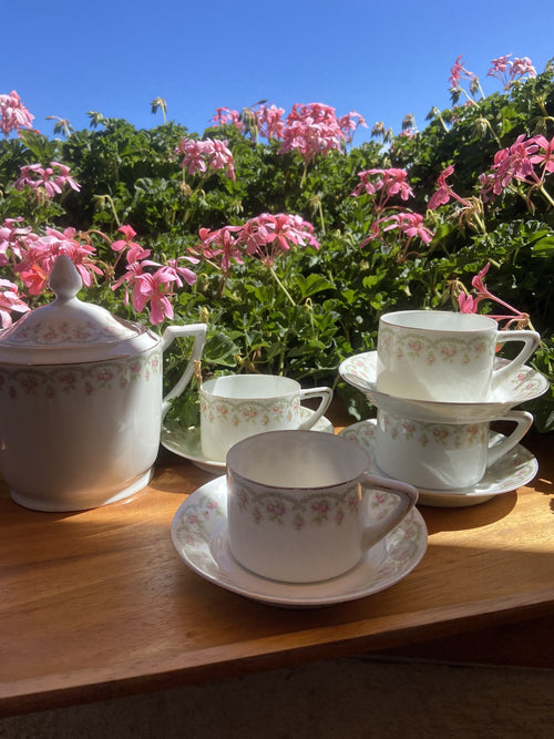 4 tazas de té/ café y azucarero en porcelana de Slovaquia "Union T".
