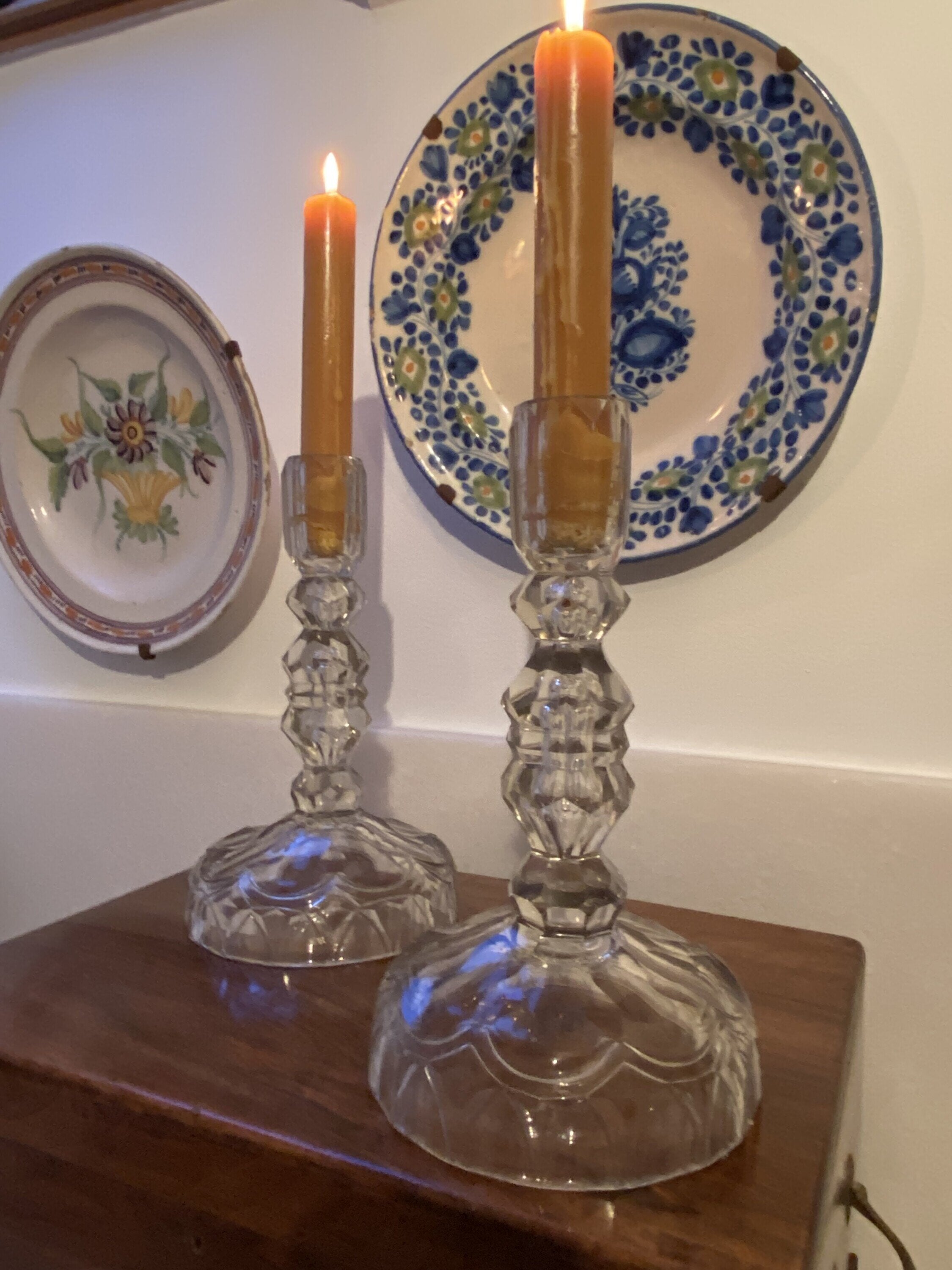 Gran pareja de candelabros en vidrio tallado.
