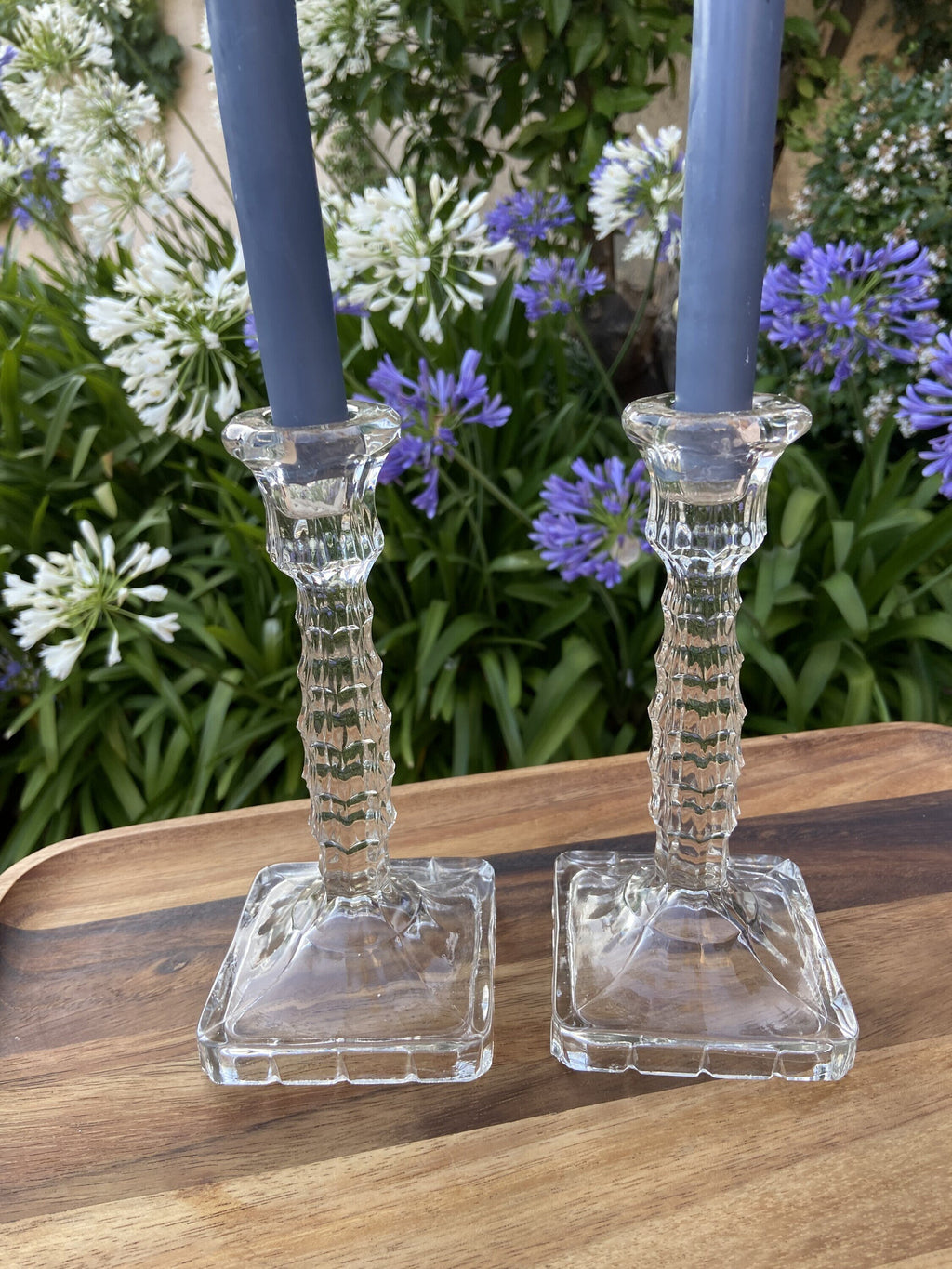 Pareja de candelabros en vidrio prensado.