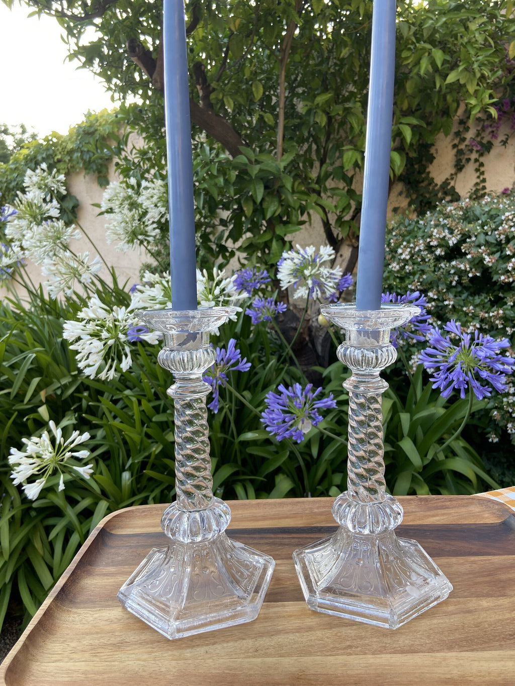 Pareja candelabros en vidrio prensado.
