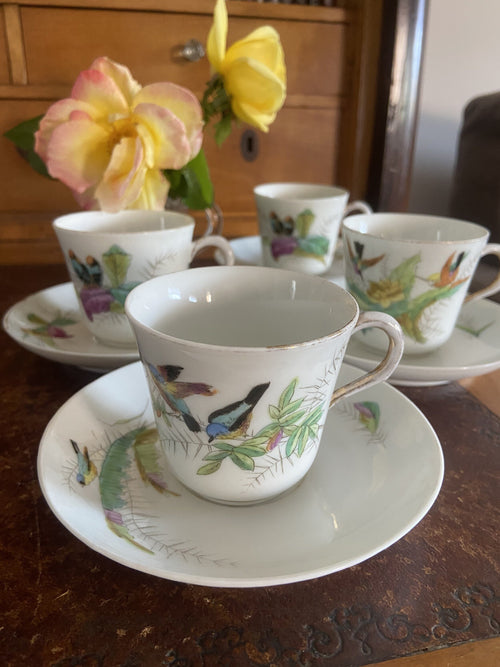 4 tazas de café en porcelana decoradas con pajaros.