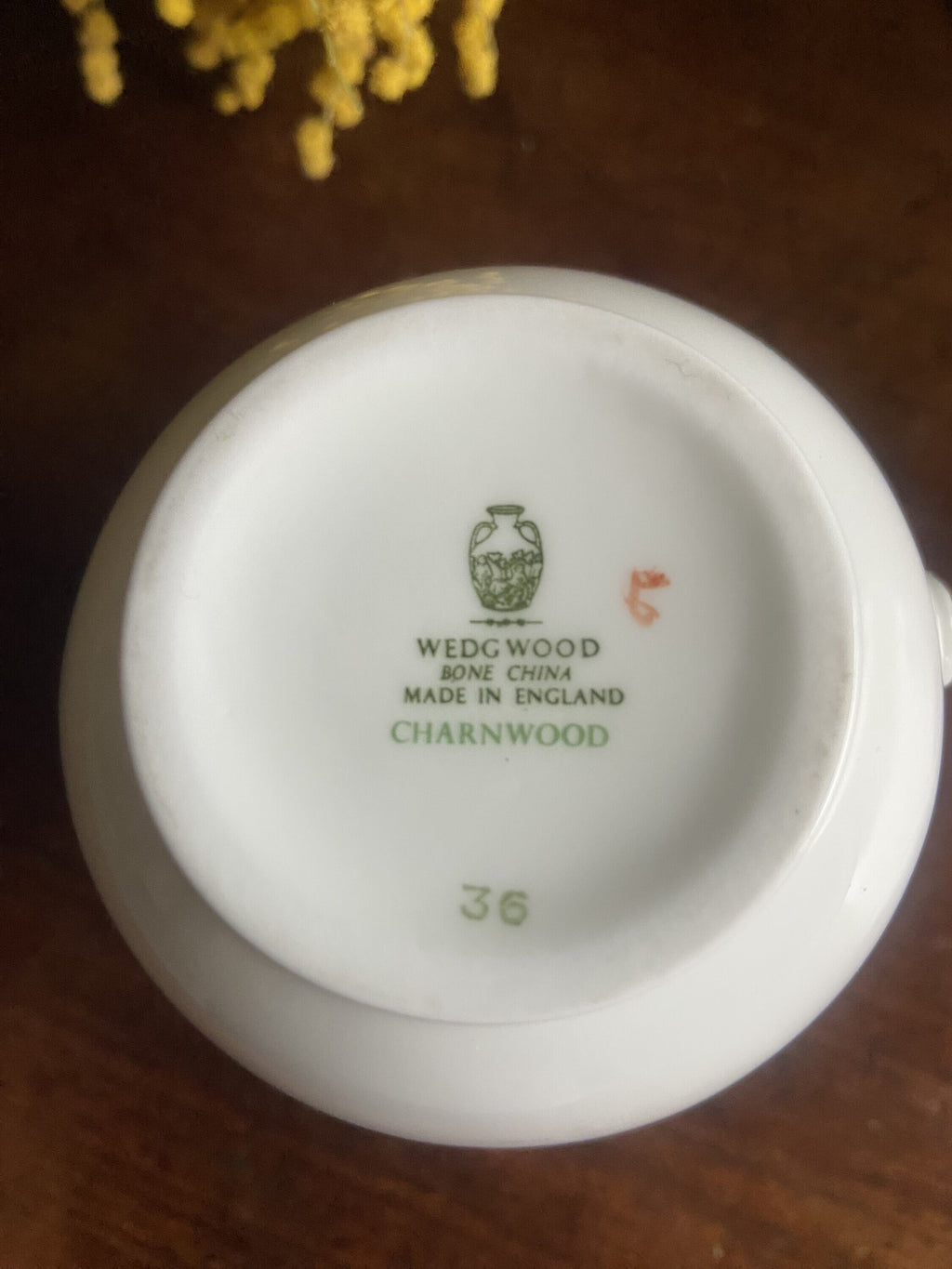 Jarrita de leche en loza inglesa "Wedgwood"