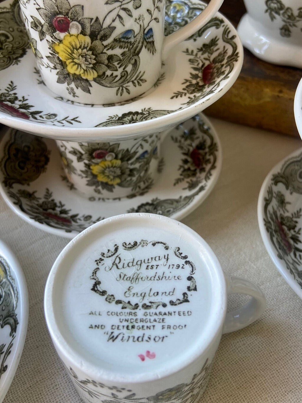 Cafetera y 8 tazas de café con plato en loza inglesa "Ridgway" (mod. Windsor).