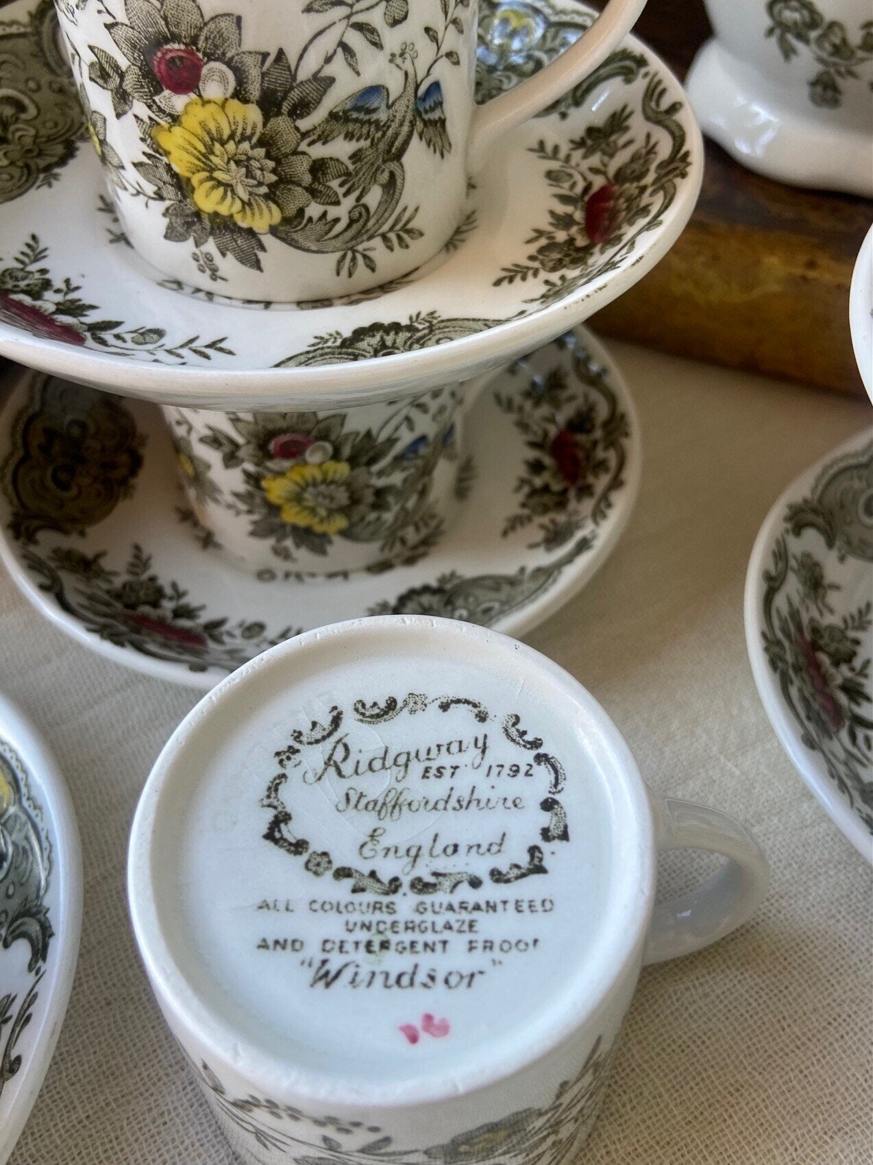 Cafetera y 8 tazas de café con plato en loza inglesa "Ridgway" (mod. Windsor).