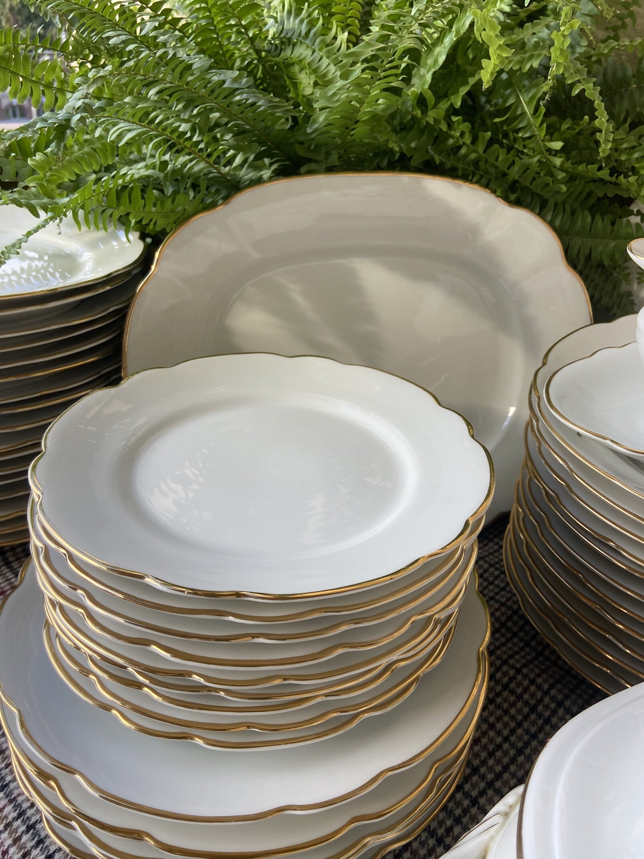 Vajilla en porcelana blanca con filo dorado "Bidasoa".