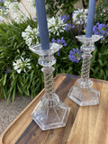 Pareja candelabros en vidrio prensado.