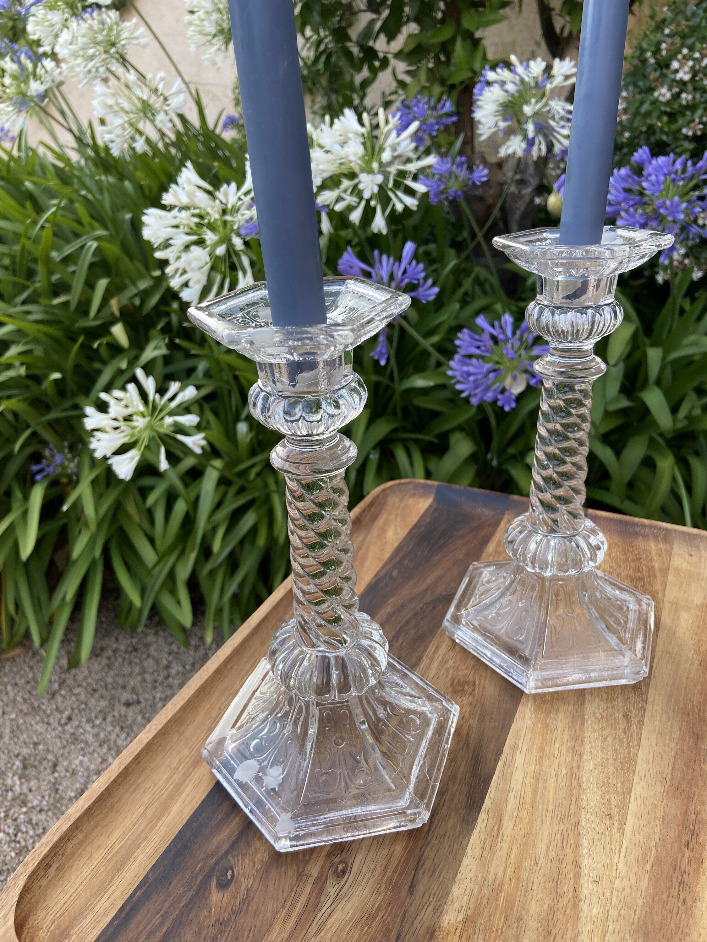 Pareja candelabros en vidrio prensado.