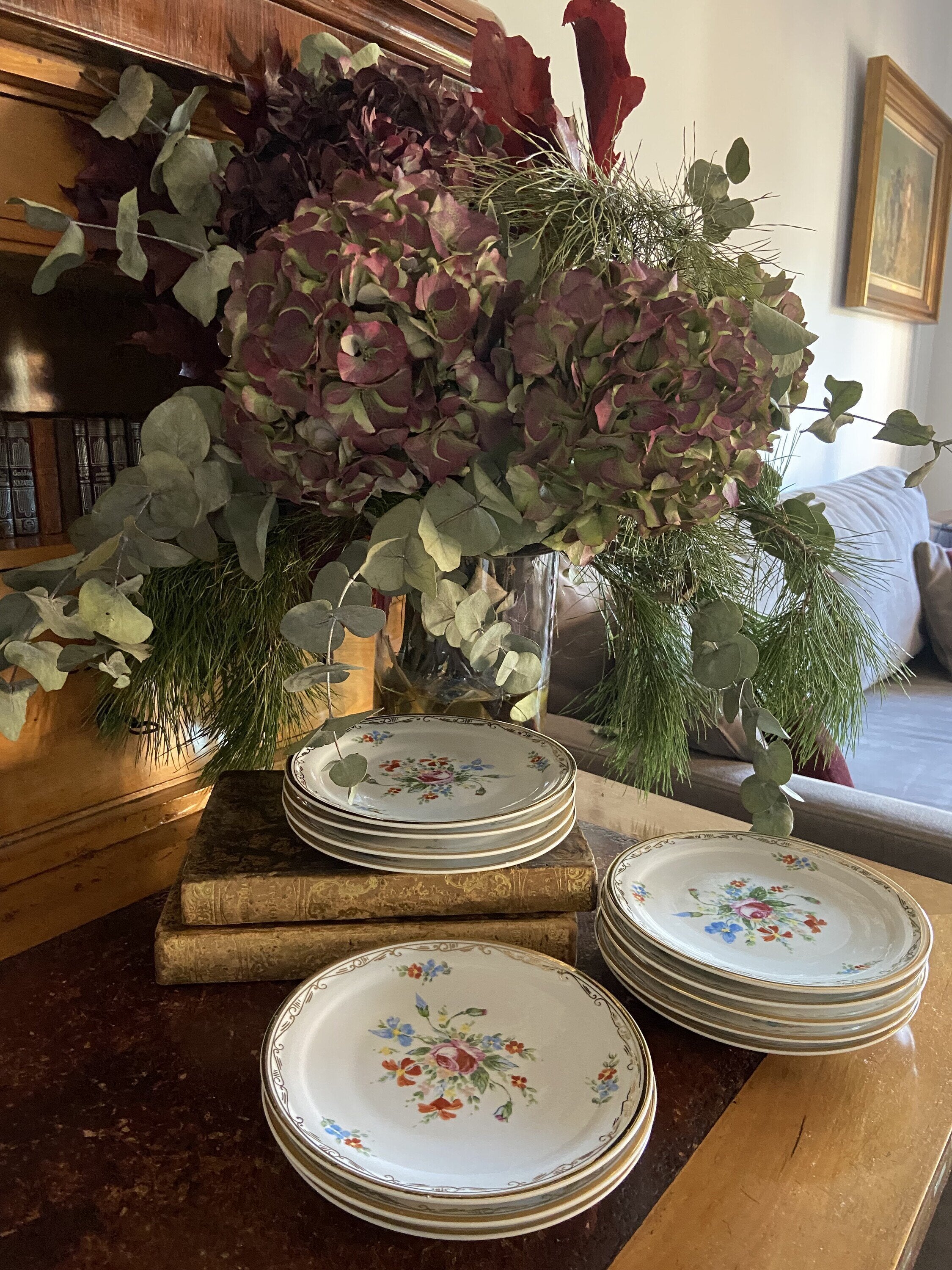 12 platos de merienda en porcelana, decorados a mano.
