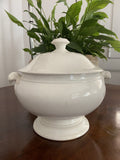 Sopera redonda en porcelana blanca.