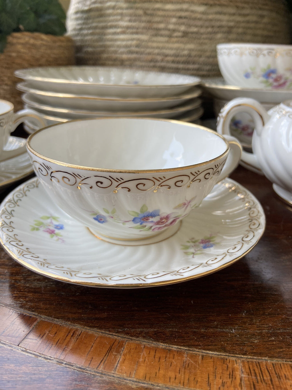 6 tazas de té, azucarero, lechera y 6 platos merienda.