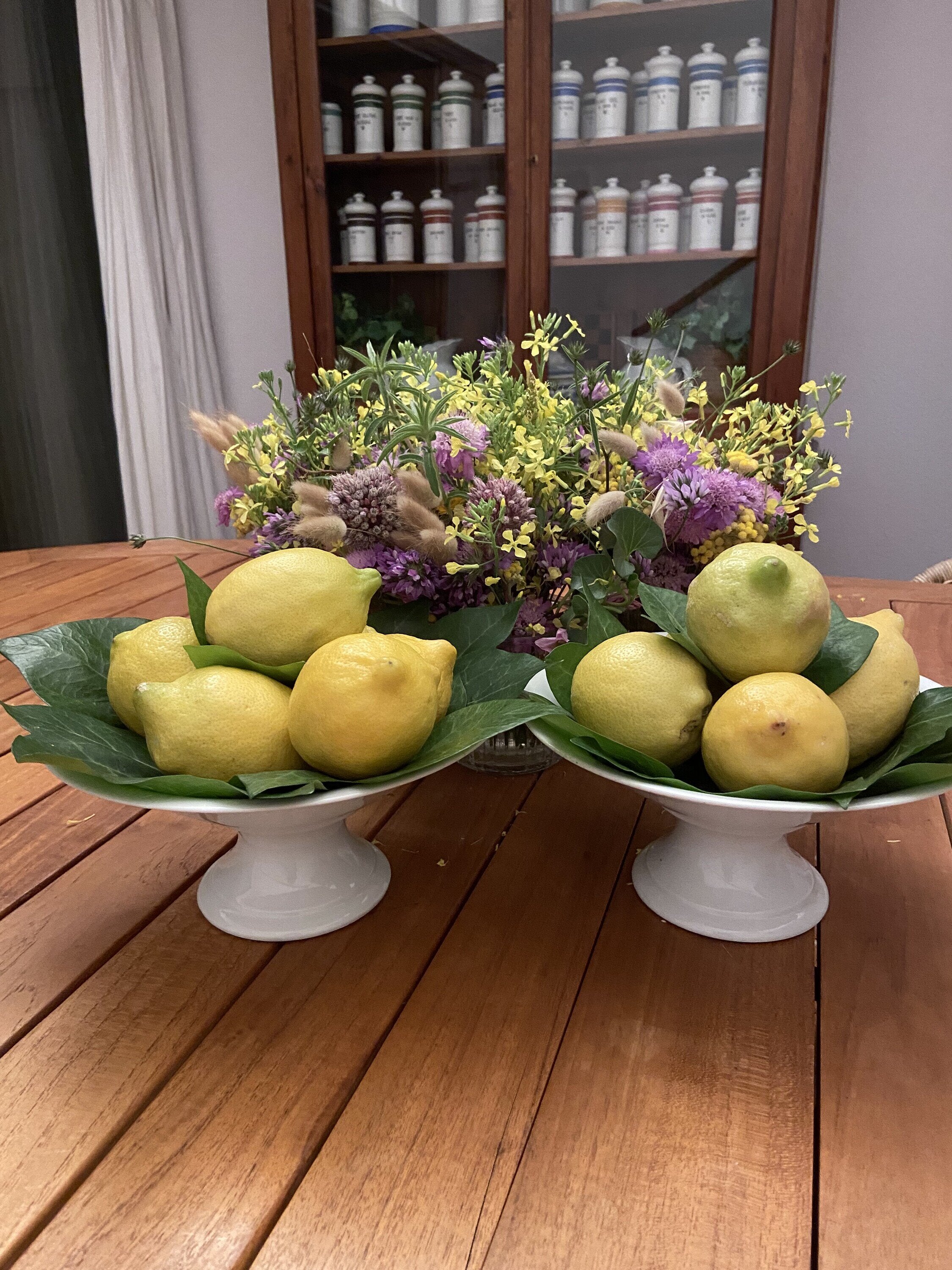 Pareja de fruteros/pasteleros de porcelana blanca