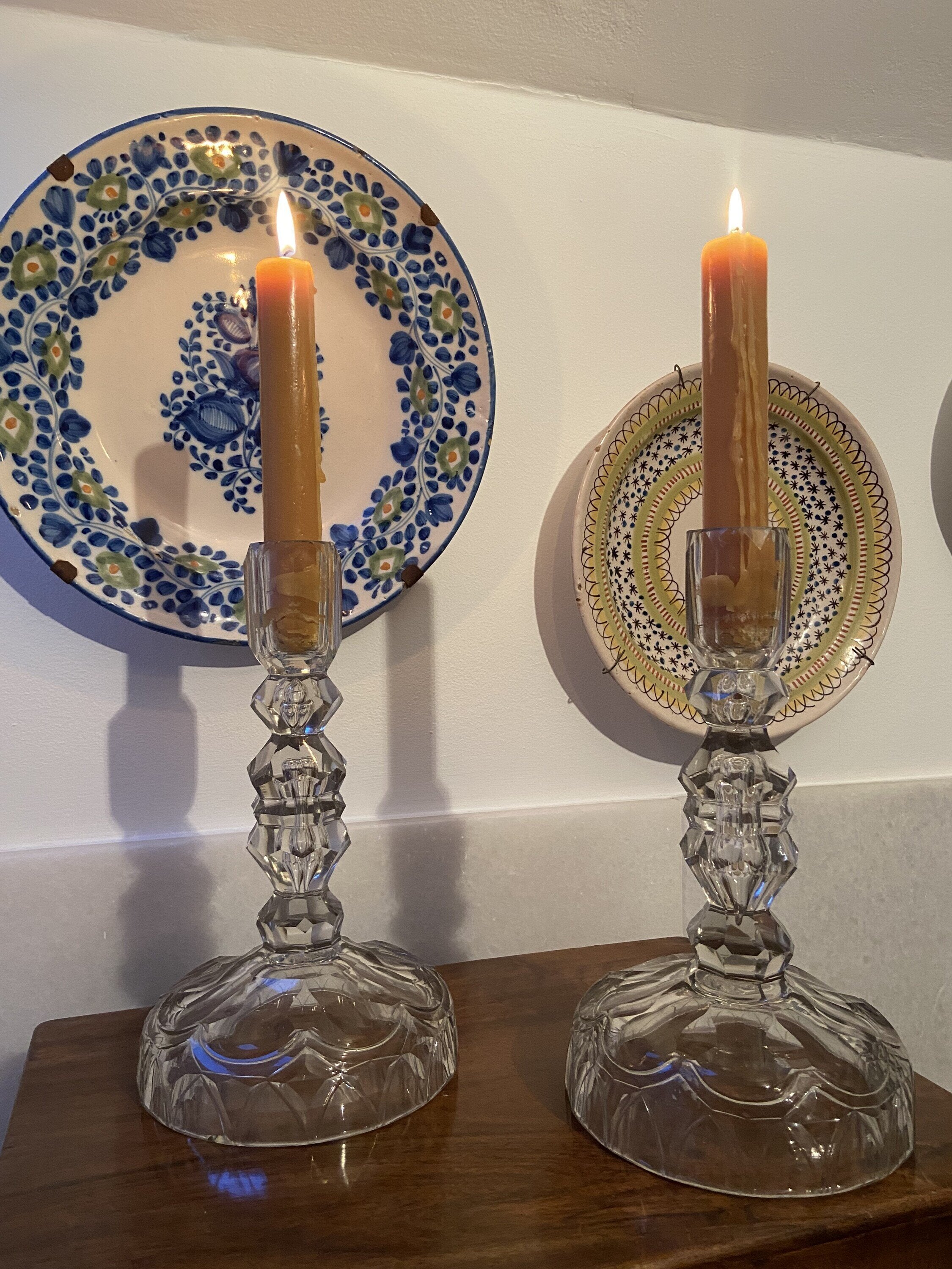 Gran pareja de candelabros en vidrio tallado.