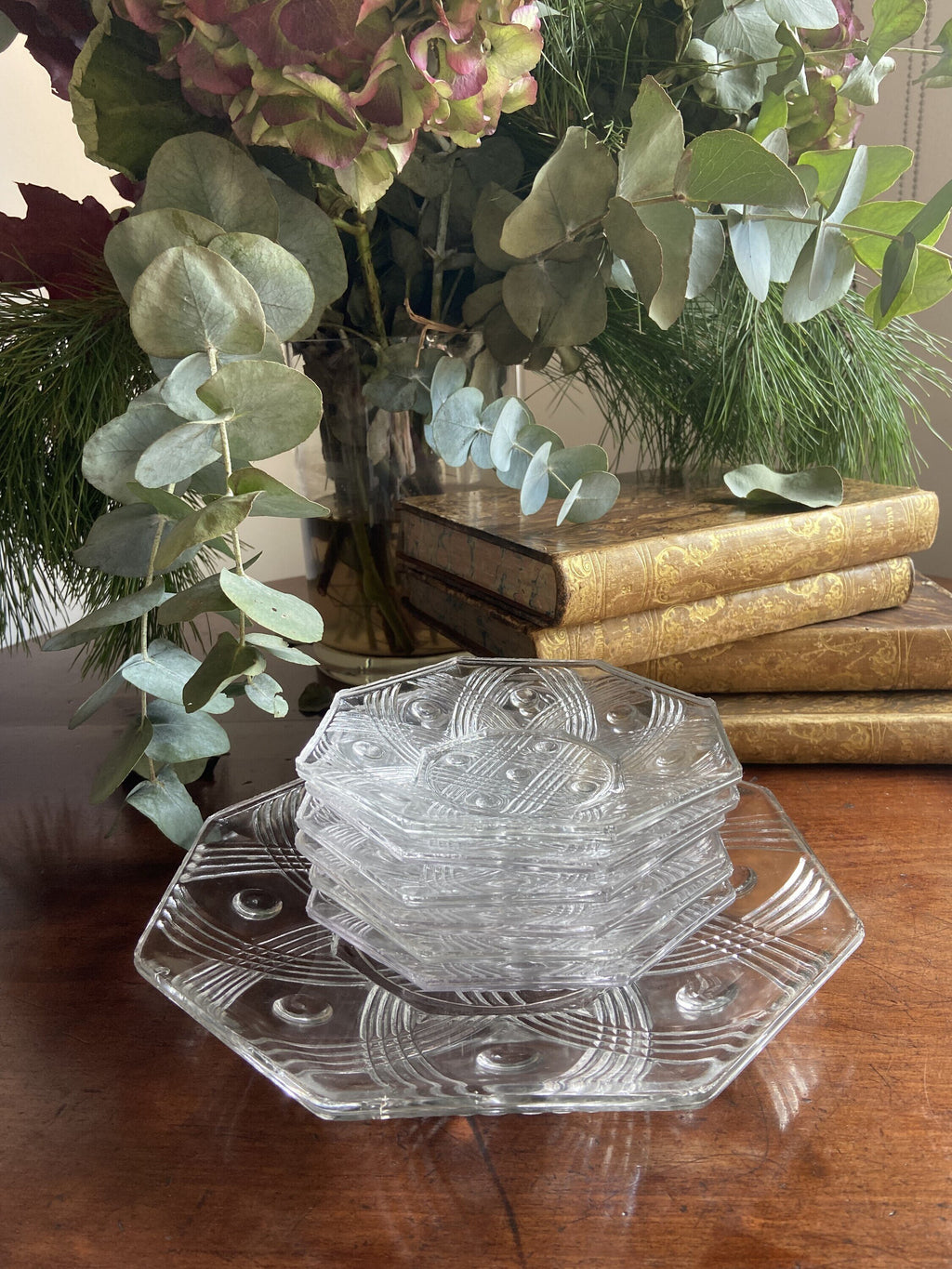 Fuente y 6 platos de merienda en cristal prensado.