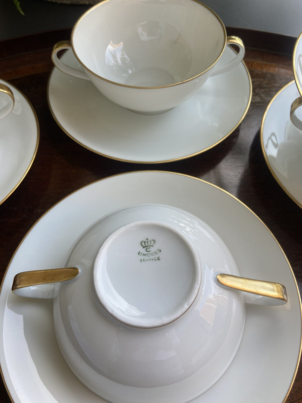 5 tazas de consomé en porcelana francesa de "Limoges".
