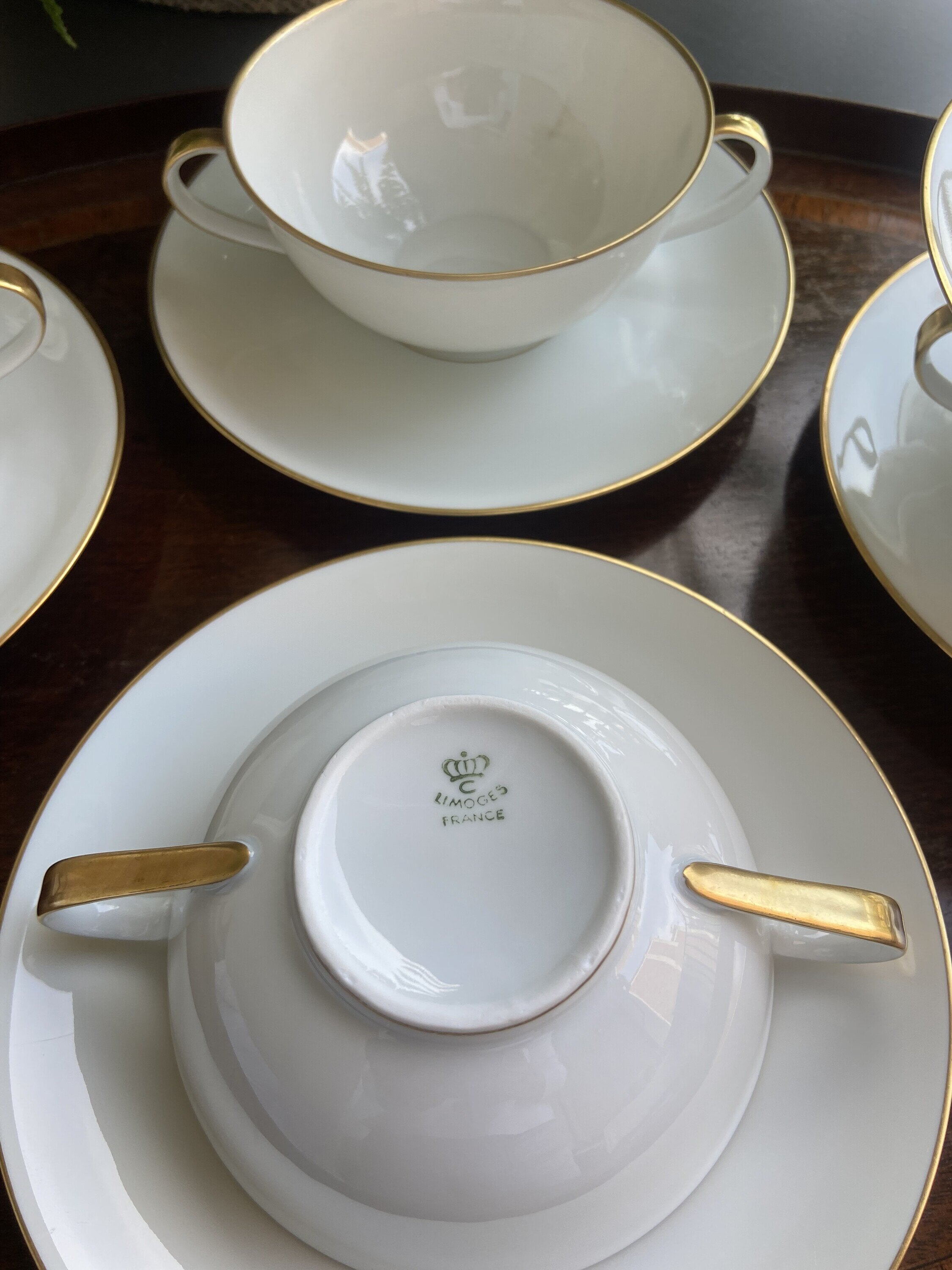 5 tazas de consomé en porcelana francesa de "Limoges".
