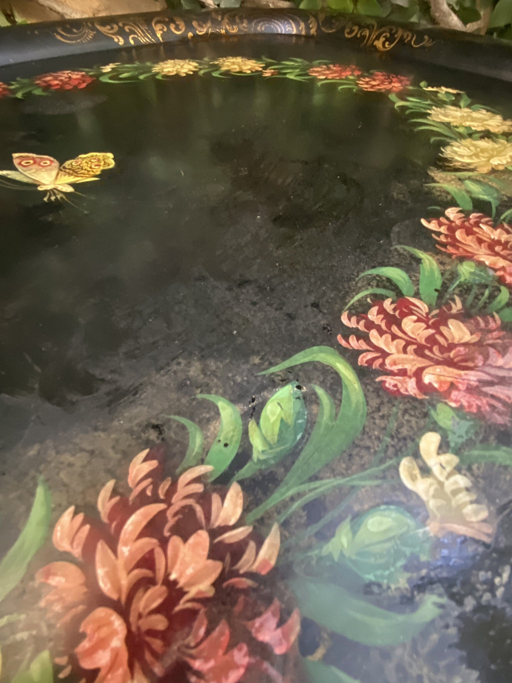 Bandeja de hierro flores y mariposa.