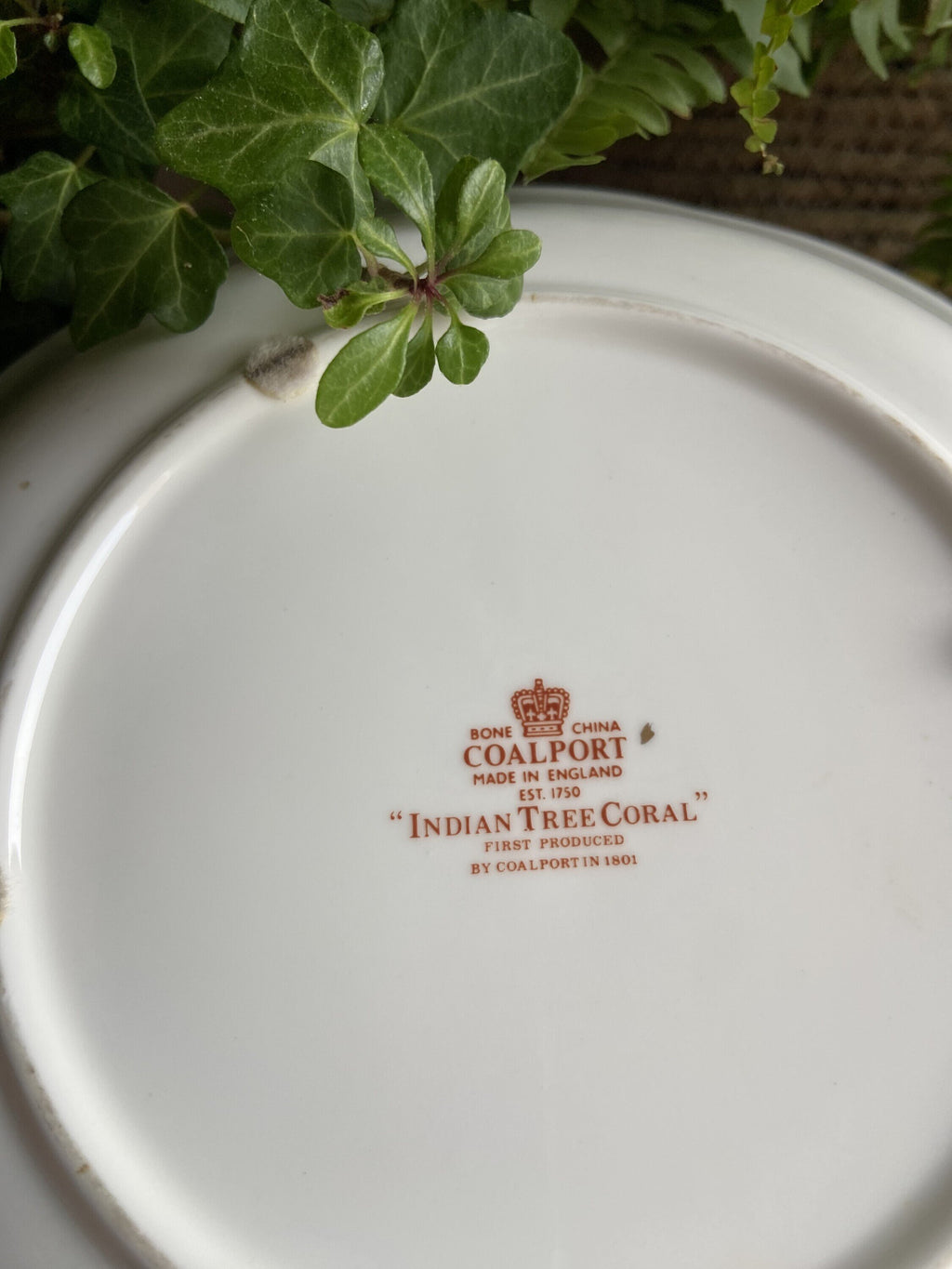 Fuente redonda con asas en porcelana inglesa "Coalport".