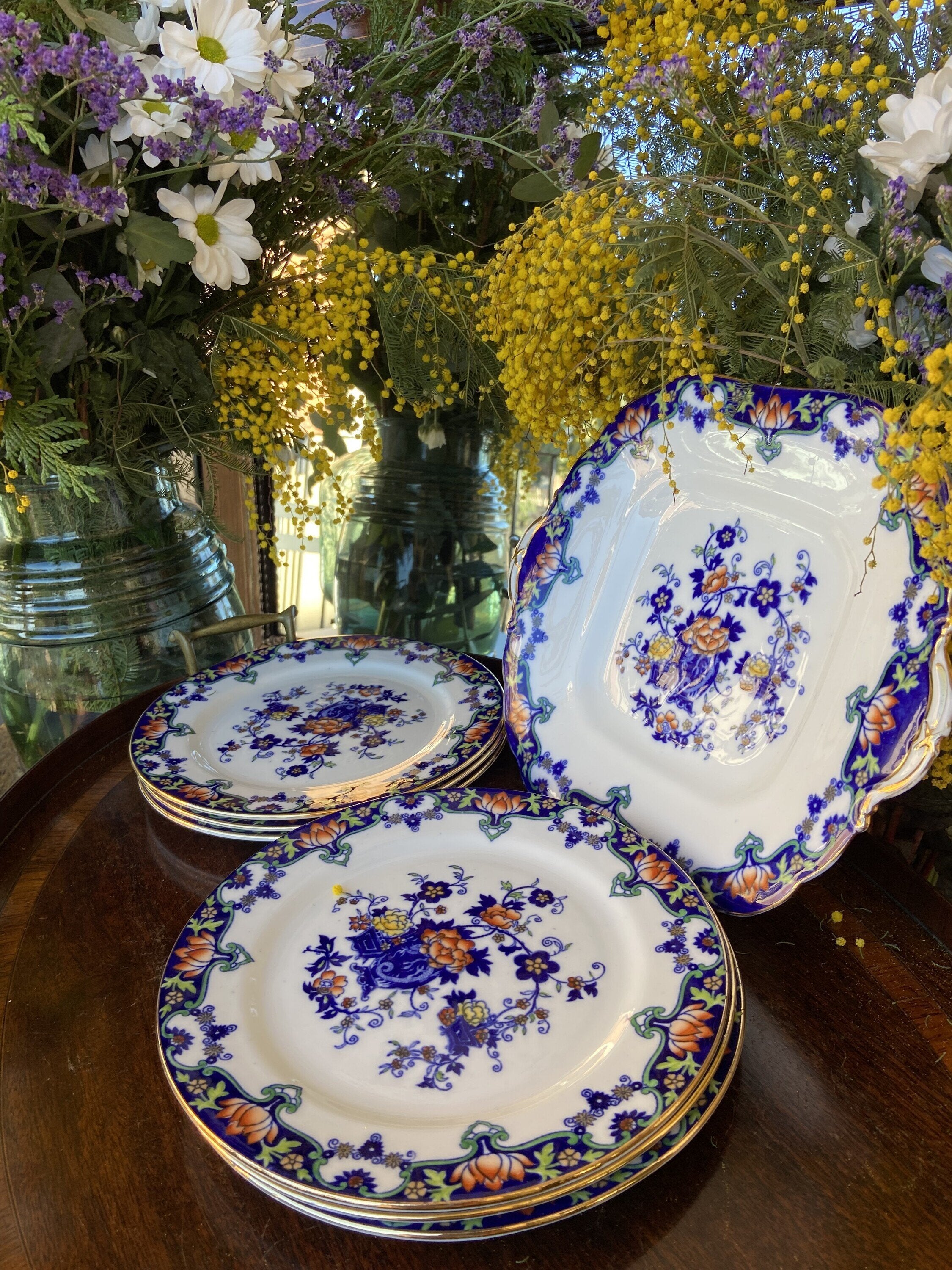 Fuente y 6 platos de merienda en porcelana inglesa "Aynsley".