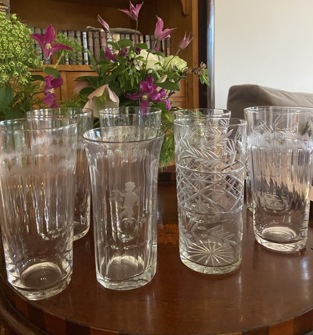 8 vasos de refresco en cristal con diferentes tallas.