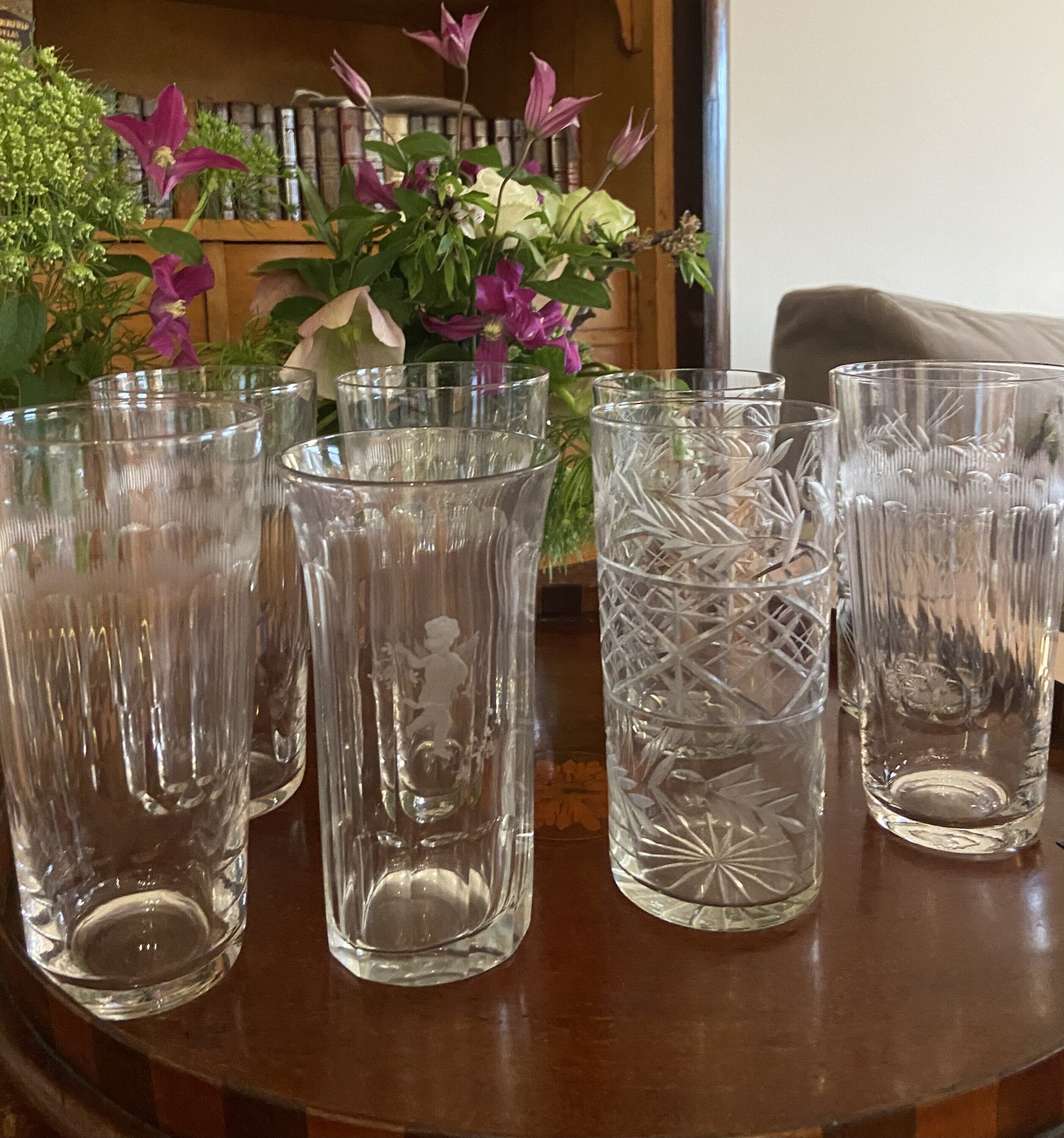 8 vasos de refresco en cristal con diferentes tallas.