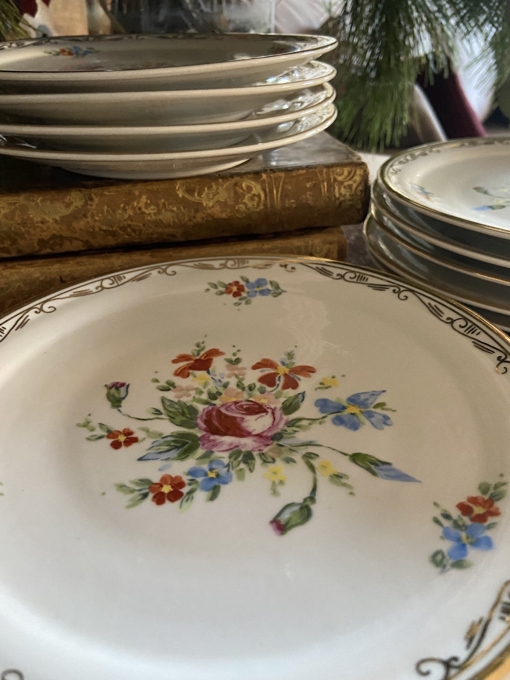 12 platos de merienda en porcelana, decorados a mano.
