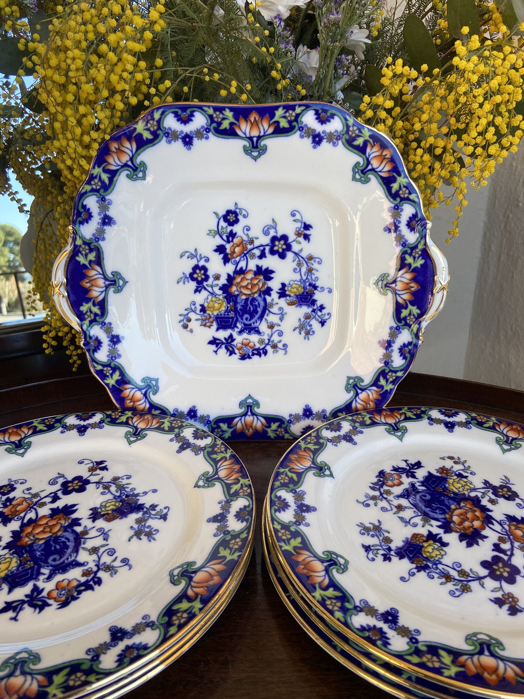 Fuente y 6 platos de merienda en porcelana inglesa "Aynsley".