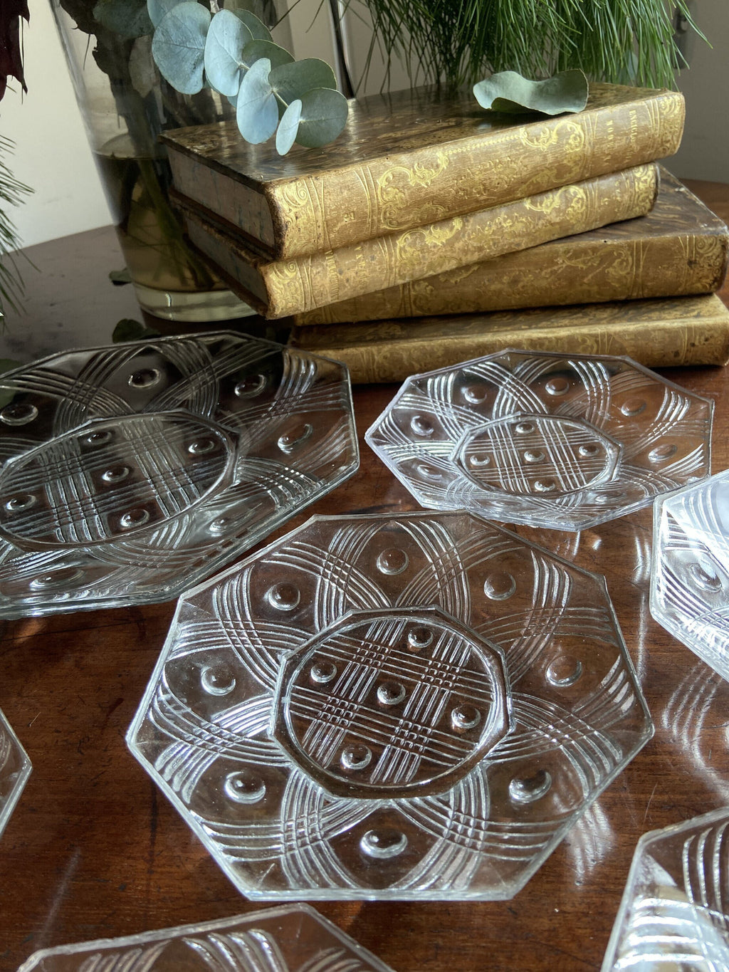 Fuente y 6 platos de merienda en cristal prensado.