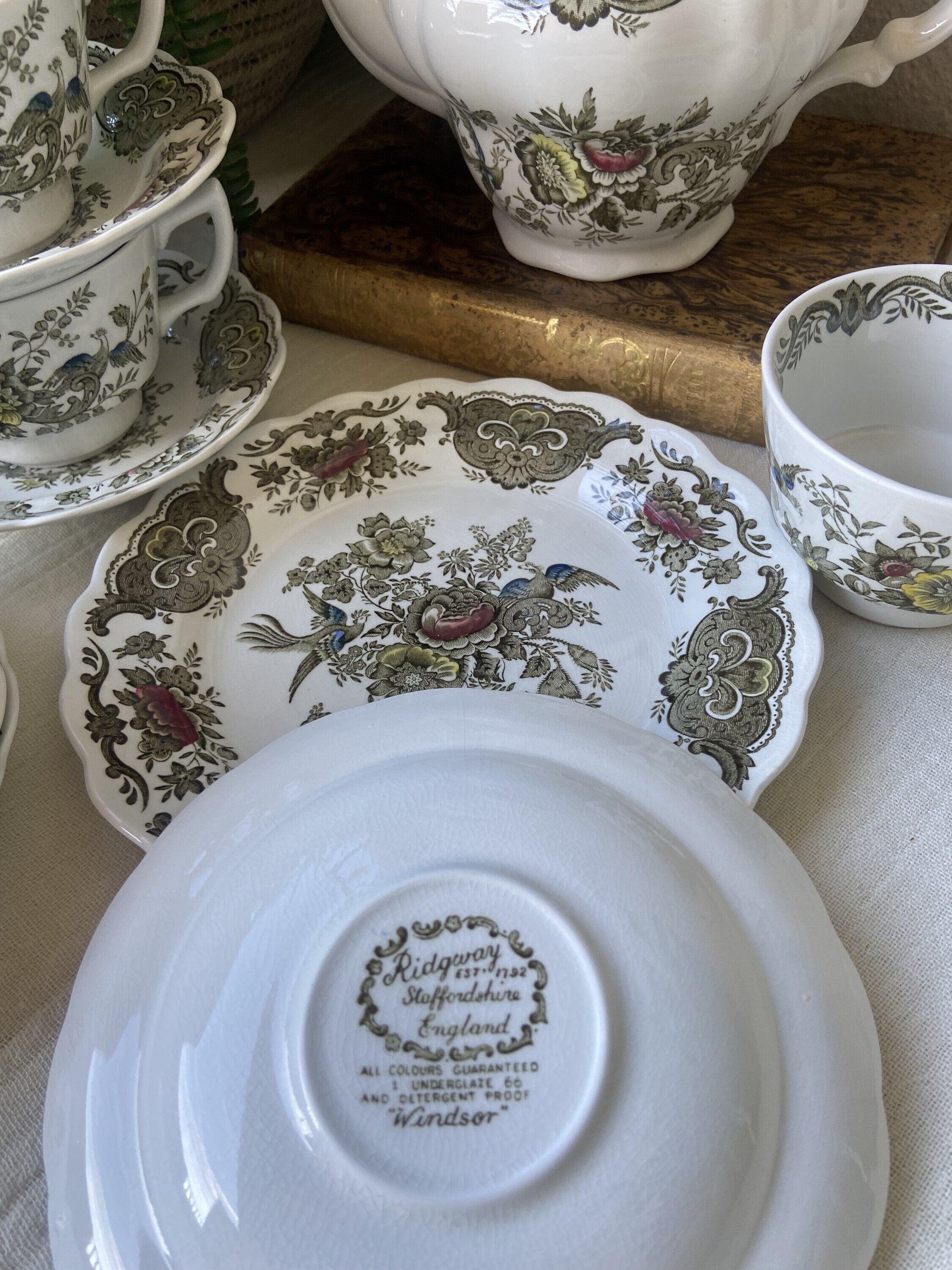 Tetera, 5 tazas de té/desayuno y 5 platos merienda en loza inglesa "Ridgway"