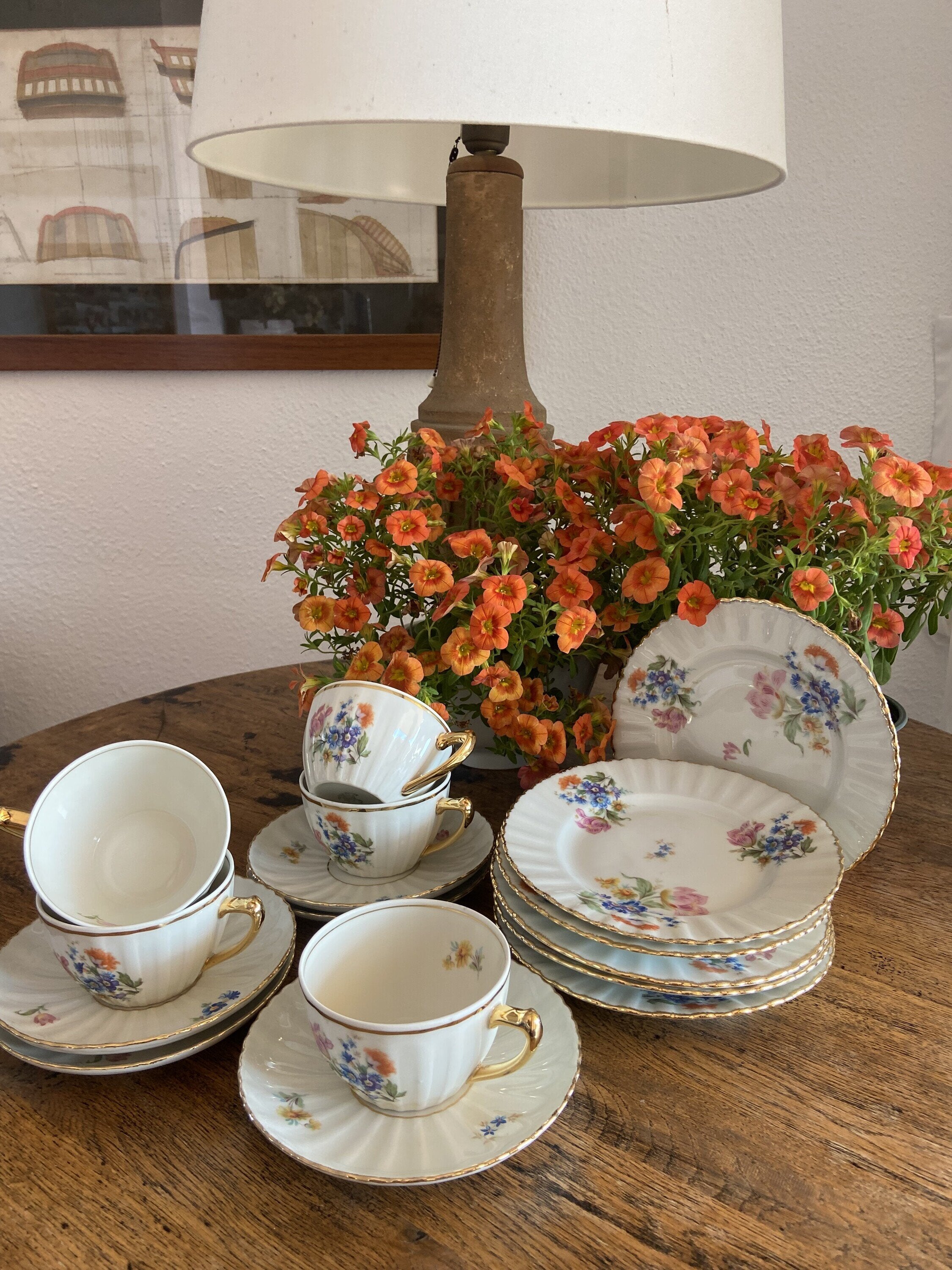 5 tazas de té desayuno y 6 platos de merienda en porcelana "Santa Clara".