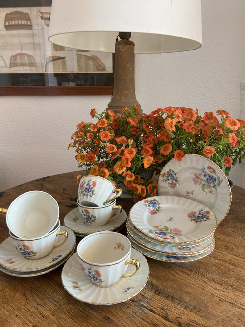 5 tazas de té desayuno y 6 platos de merienda en porcelana "Santa Clara".