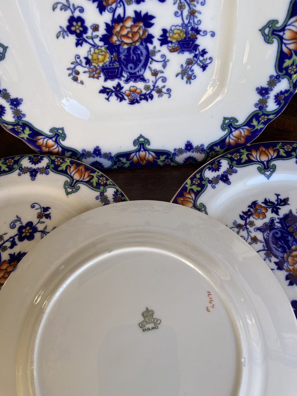 Fuente y 6 platos de merienda en porcelana inglesa "Aynsley".