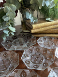 Fuente y 6 platos de merienda en cristal prensado.