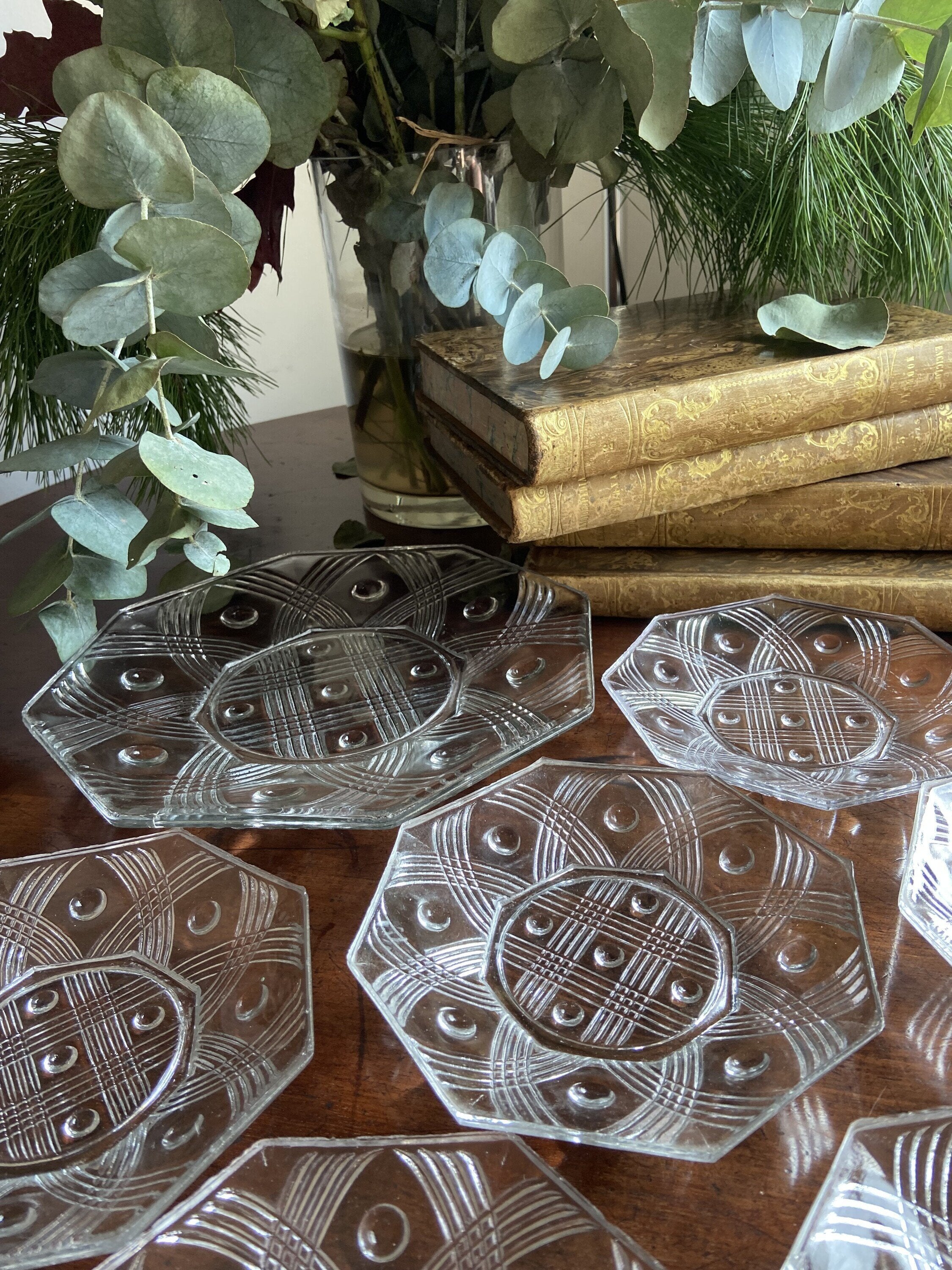 Fuente y 6 platos de merienda en cristal prensado.