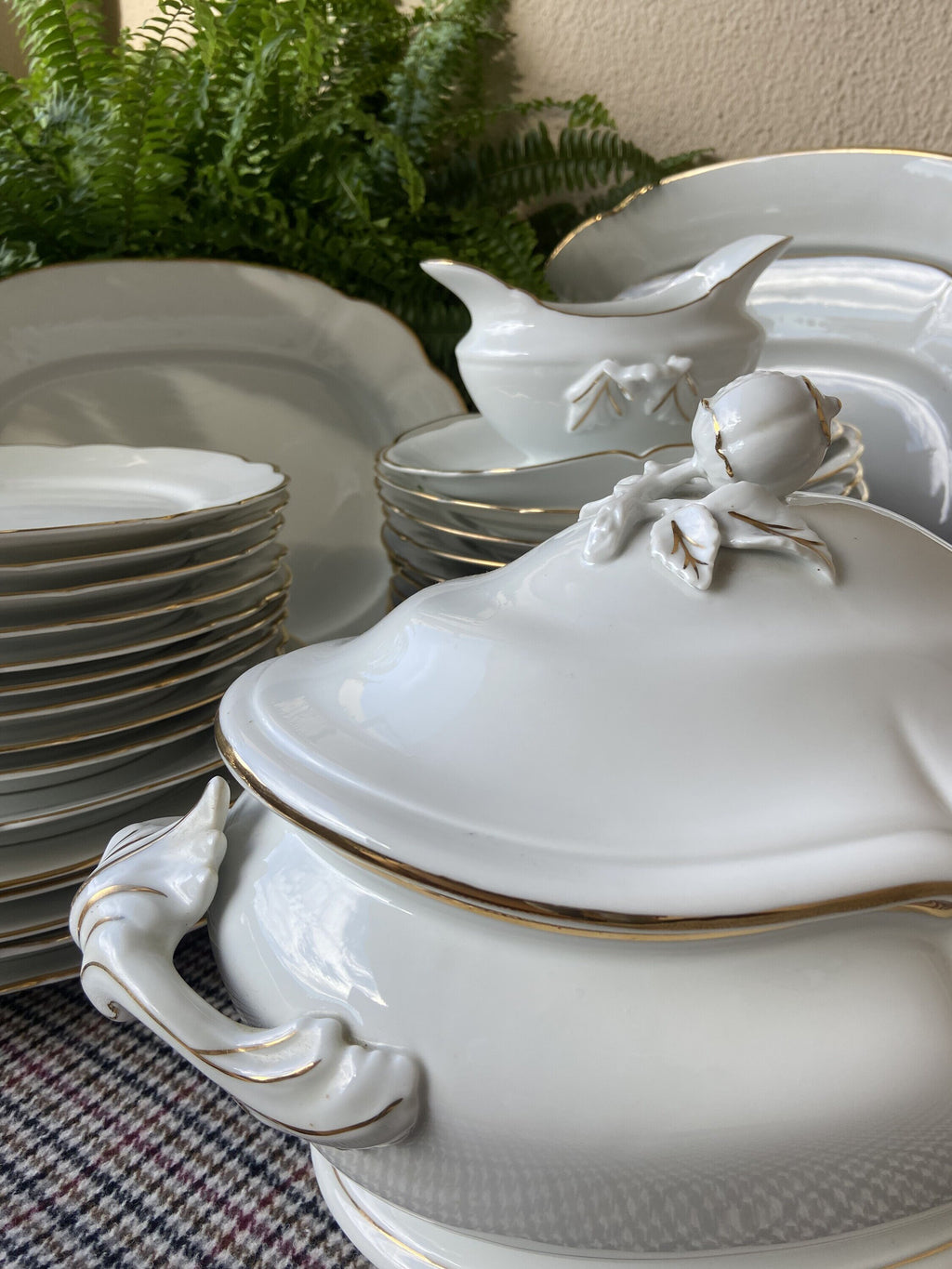 Vajilla en porcelana blanca con filo dorado "Bidasoa".