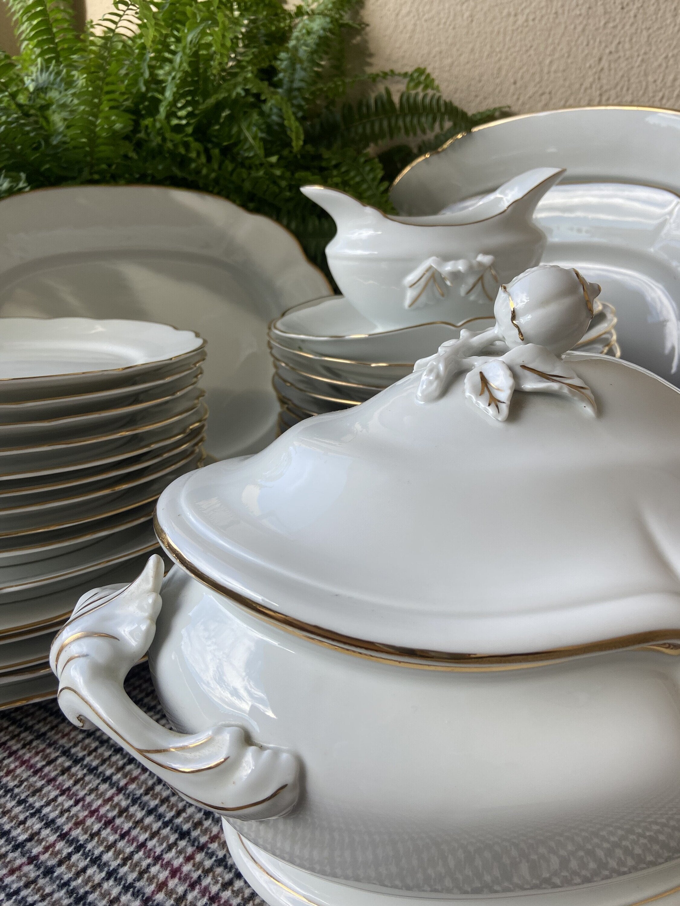 Vajilla en porcelana blanca con filo dorado "Bidasoa".