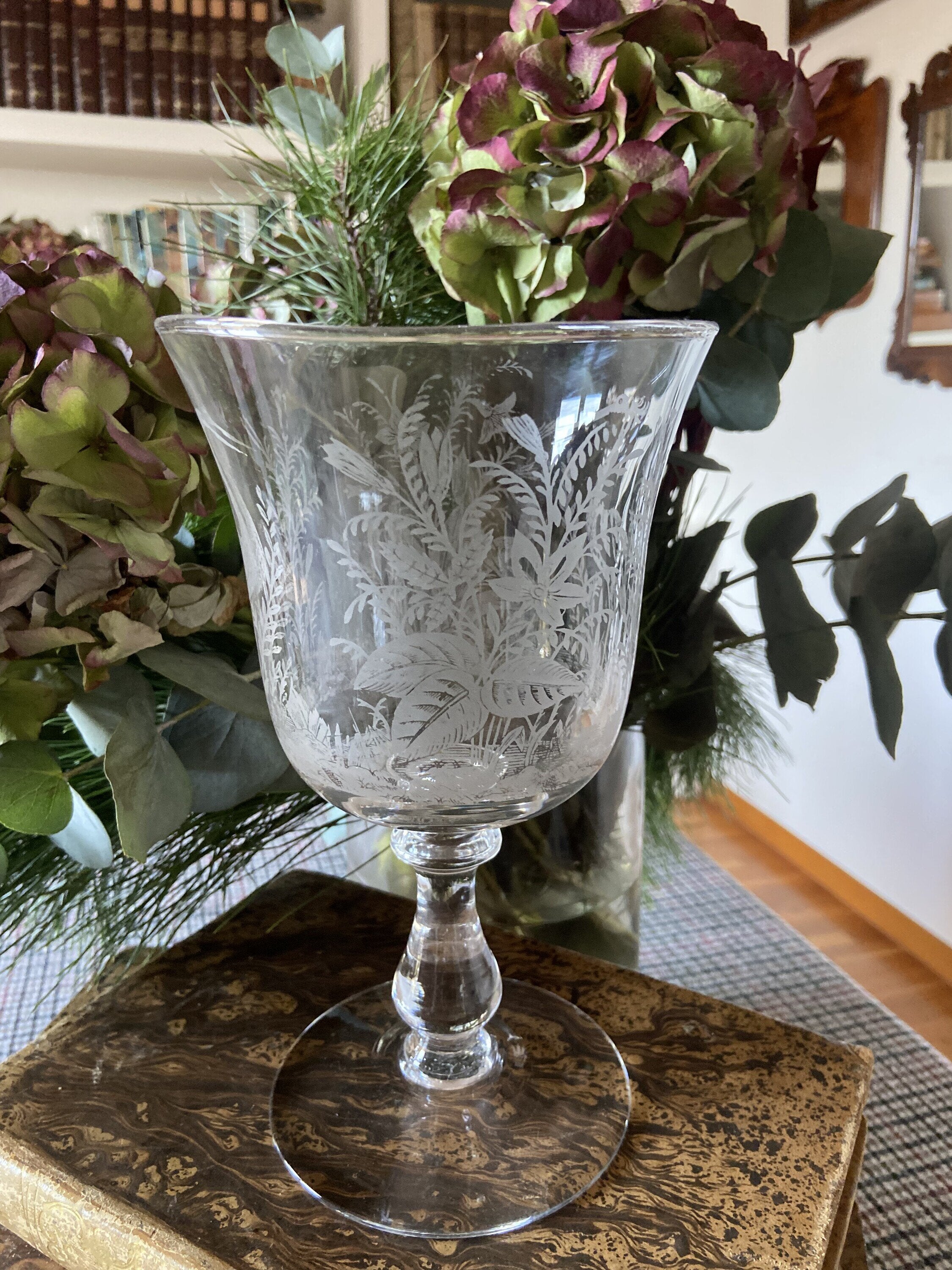 Copa de cristal soplada y serigrafiada.
