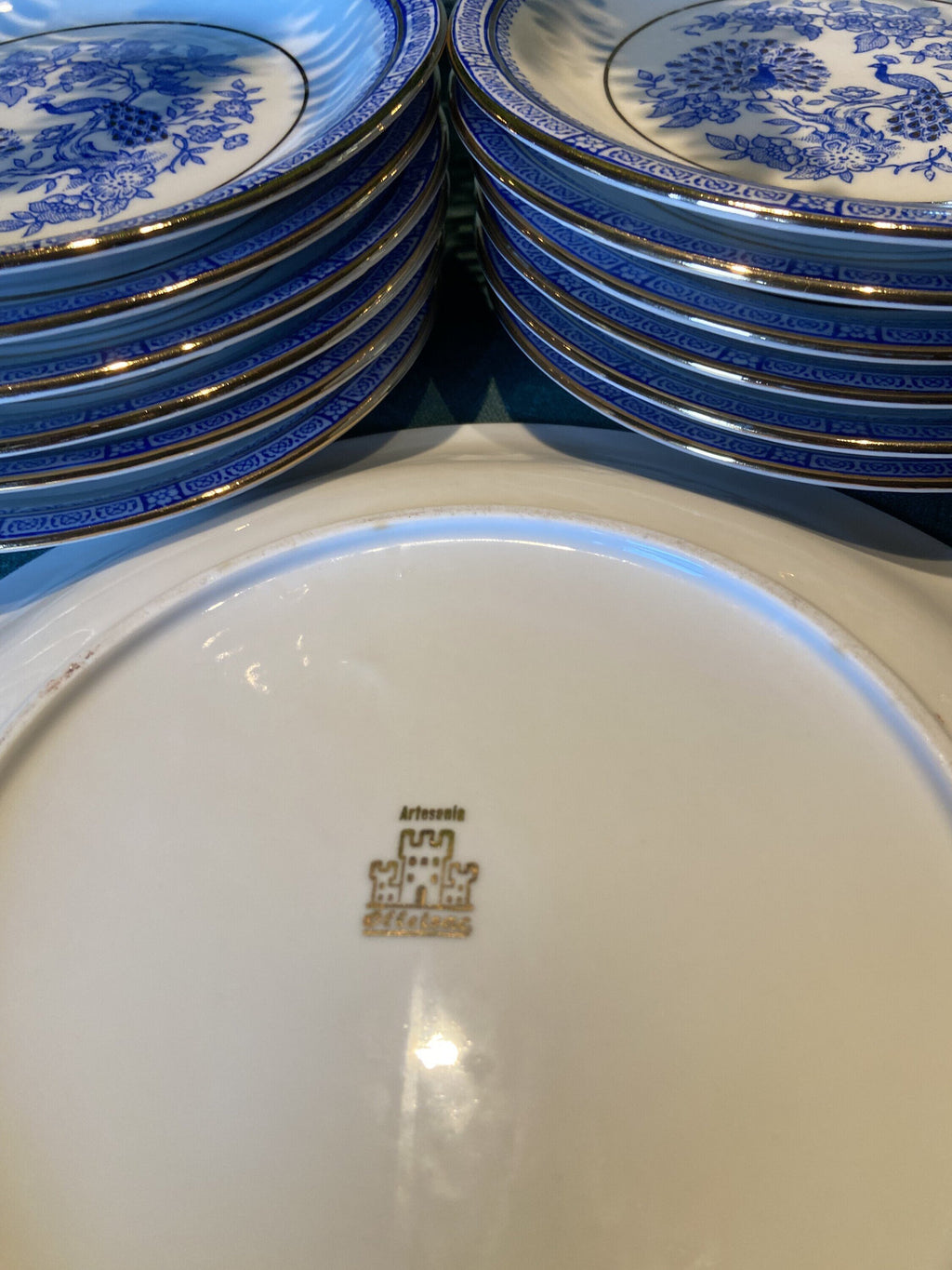 Fuente redonda  y 12 platos pastas en porcelana "Ollestac"