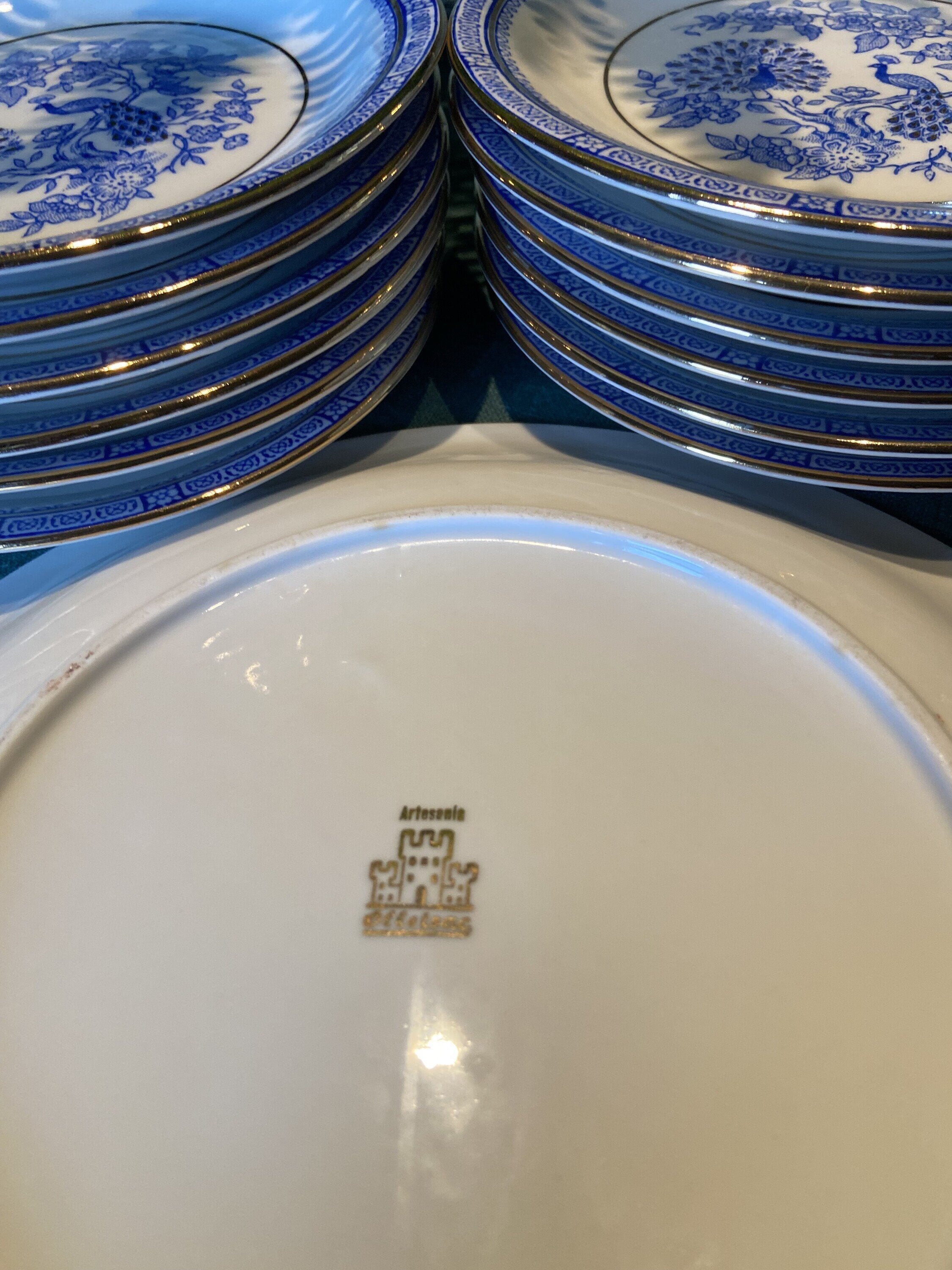 Fuente redonda  y 12 platos pastas en porcelana "Ollestac"