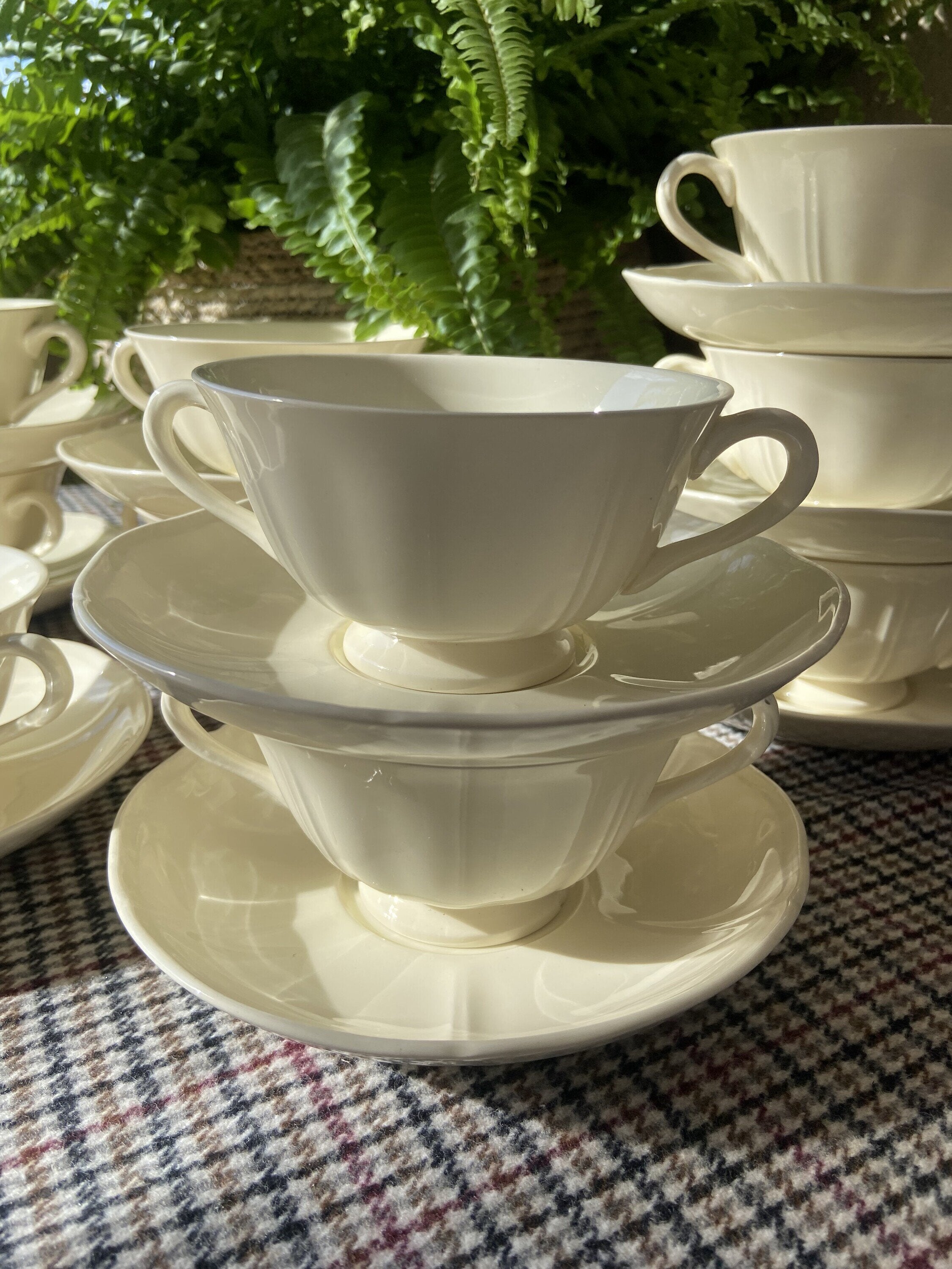 10 tazas de consomé inglesas "Wedgwood".