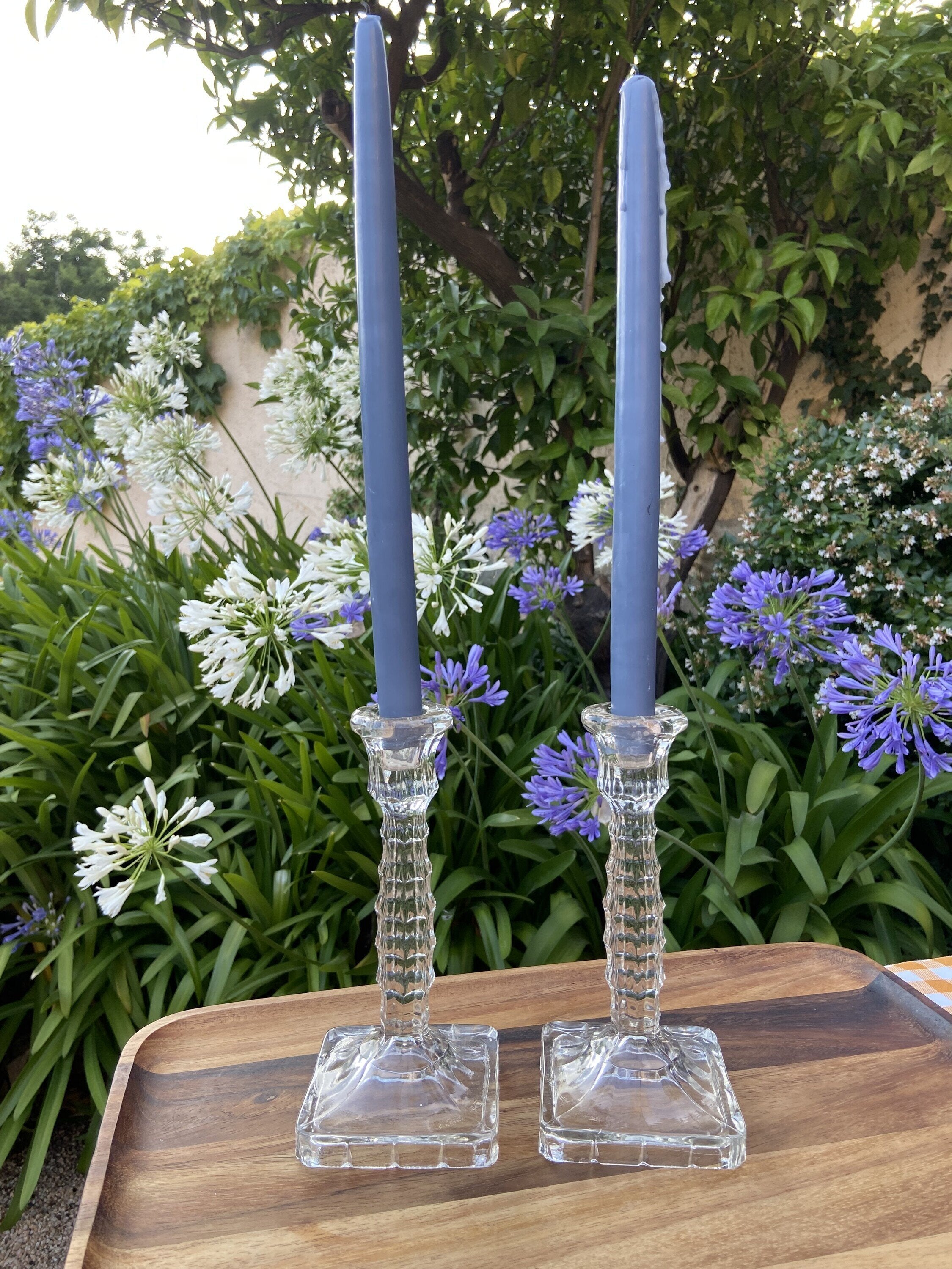 Pareja de candelabros en vidrio prensado.