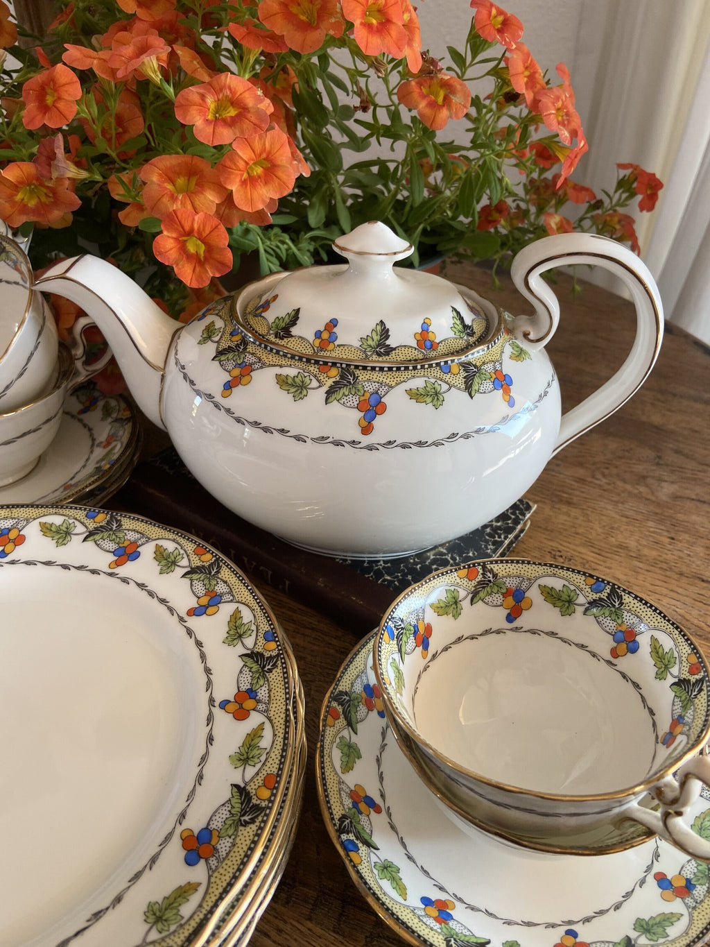 Tetera, 6 tazas de té/desayuno y 6 platos en porcelana inglesa "Ansley".