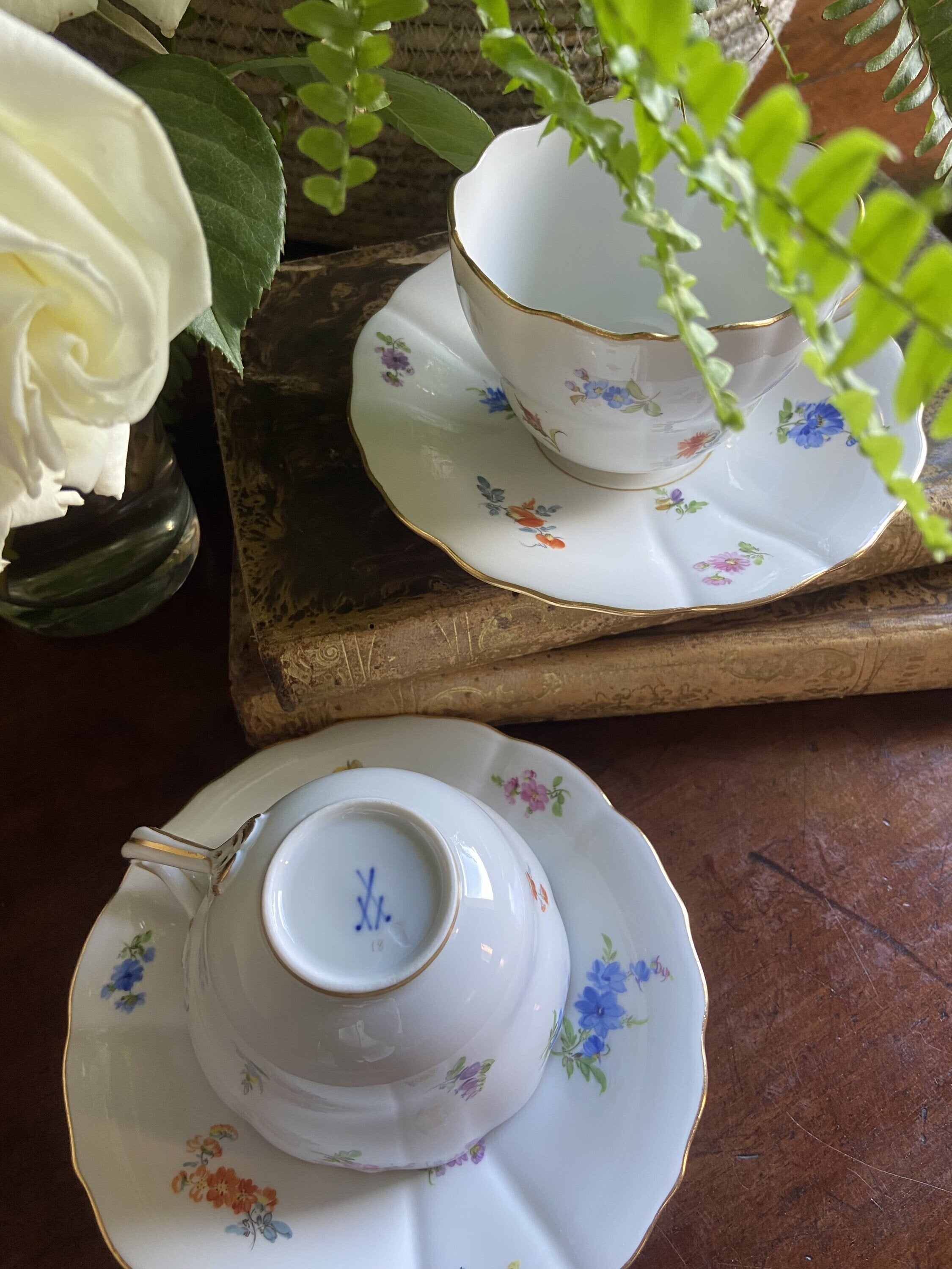 Pareja de tazas de té en porcelana alemana "Meissen".