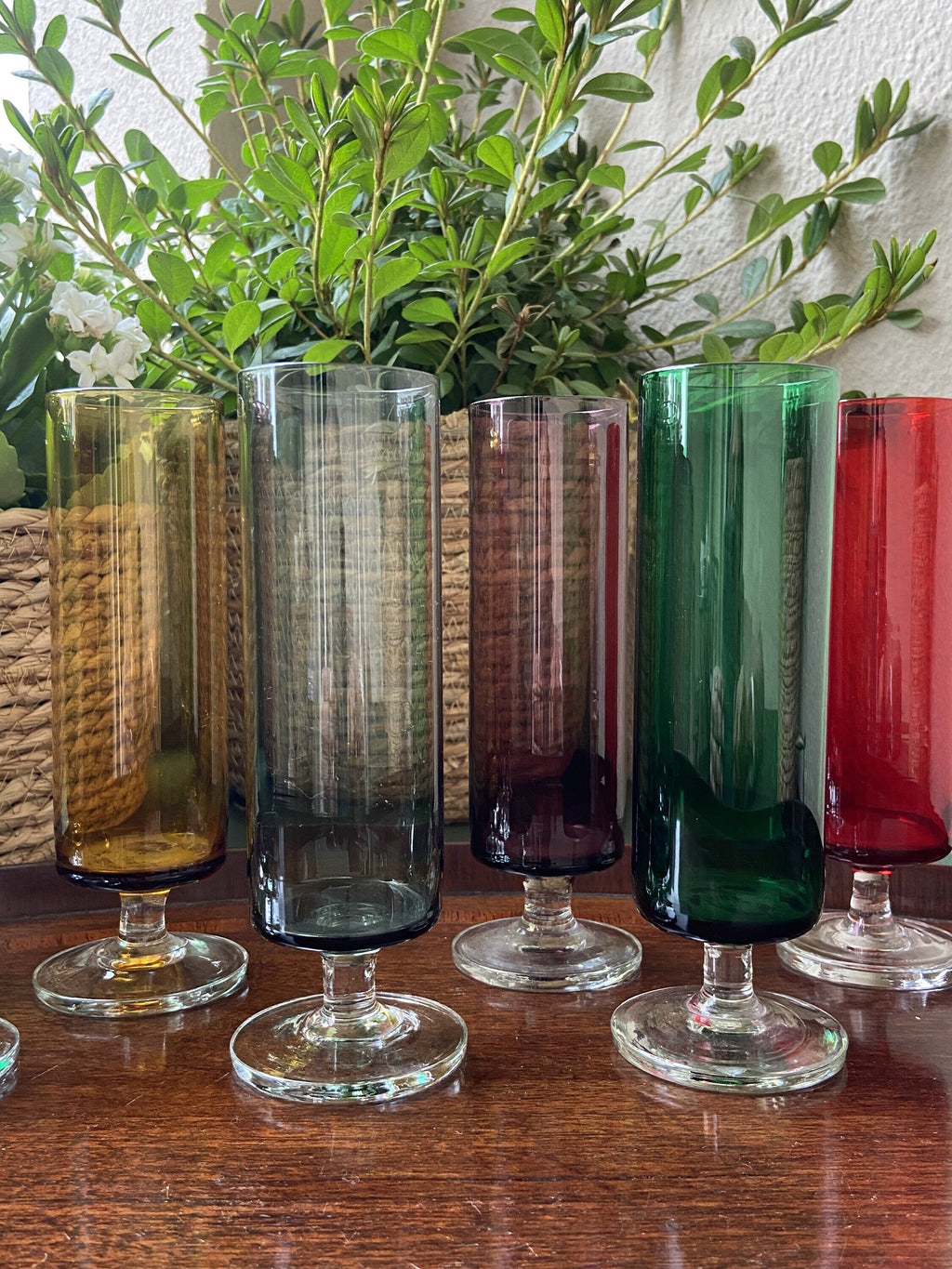 7 copas de cava en vidrio de diferentes colores.