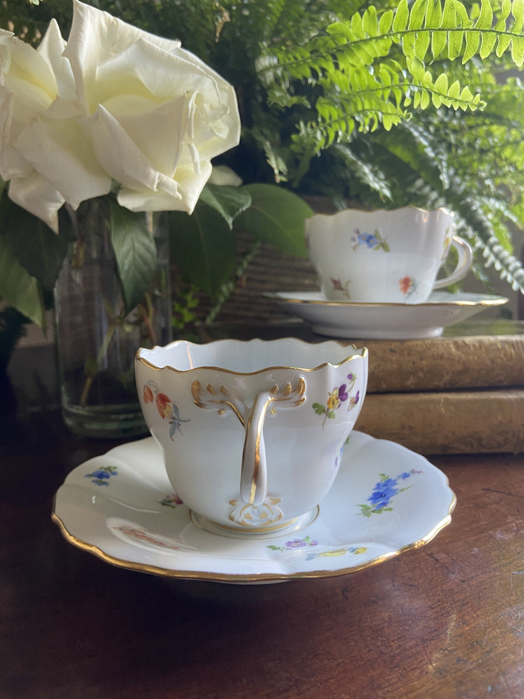Pareja de tazas de té en porcelana alemana "Meissen".