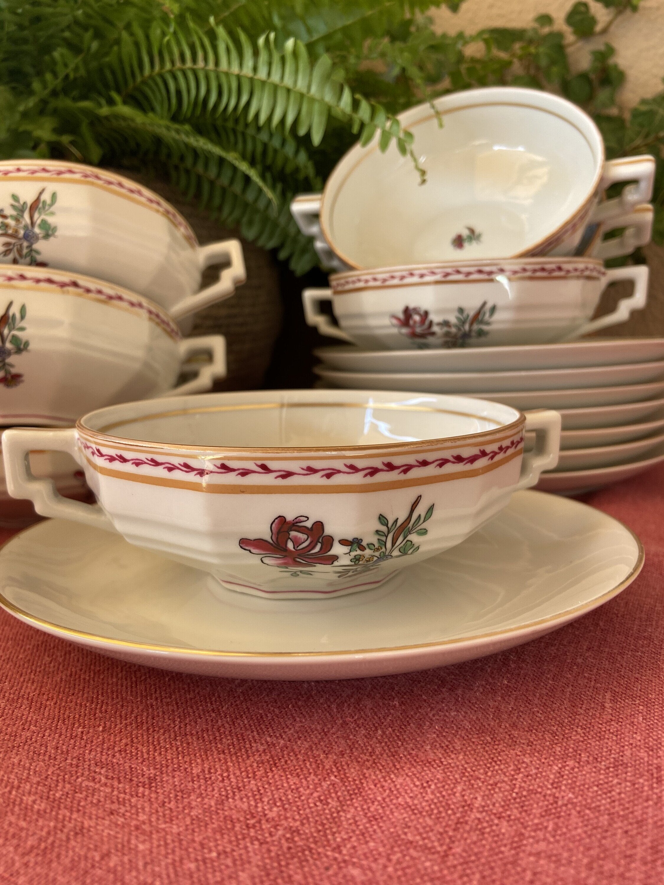 8 tazas de consomé en porcelana "Vista Alegre"