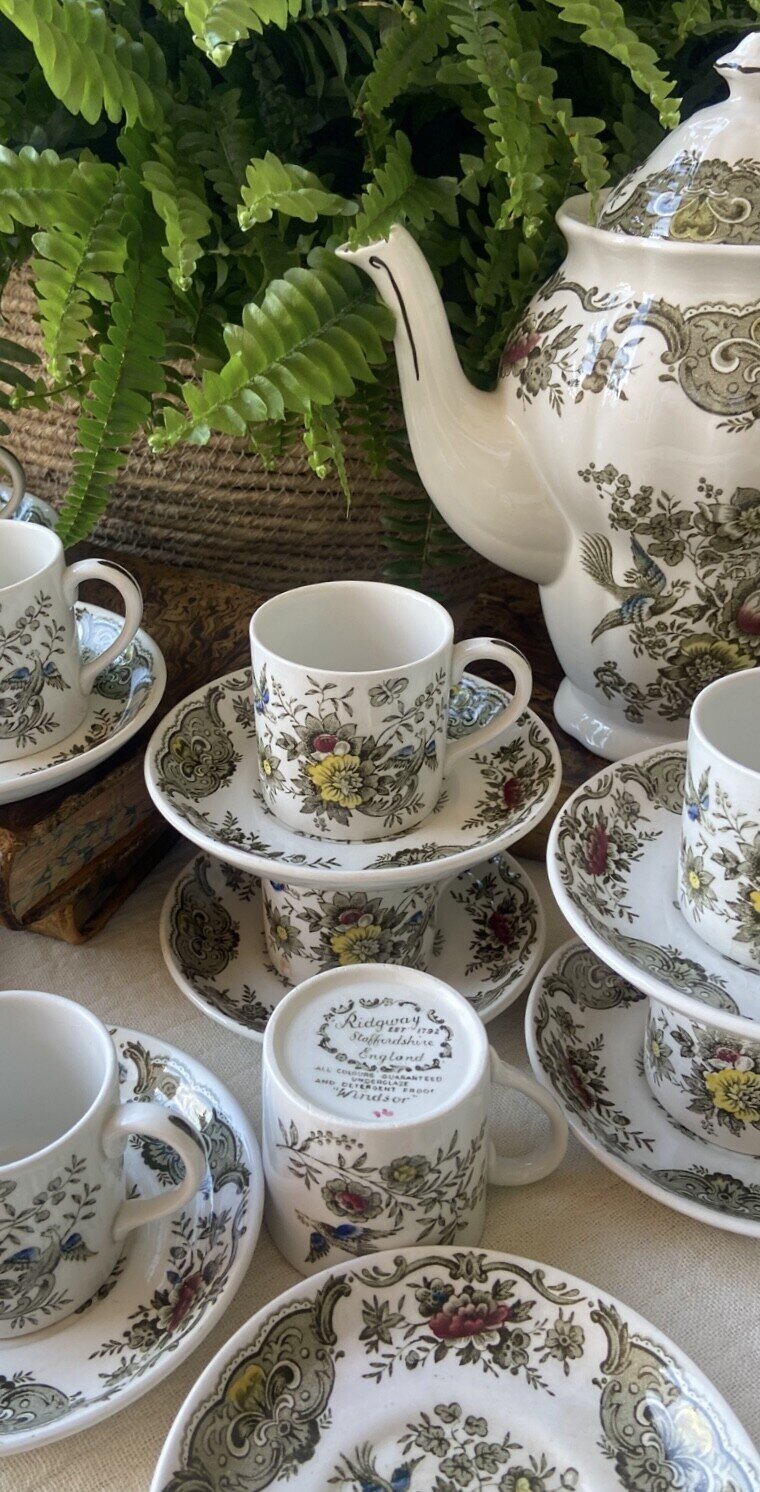 Cafetera y 8 tazas de café con plato en loza inglesa "Ridgway" (mod. Windsor).