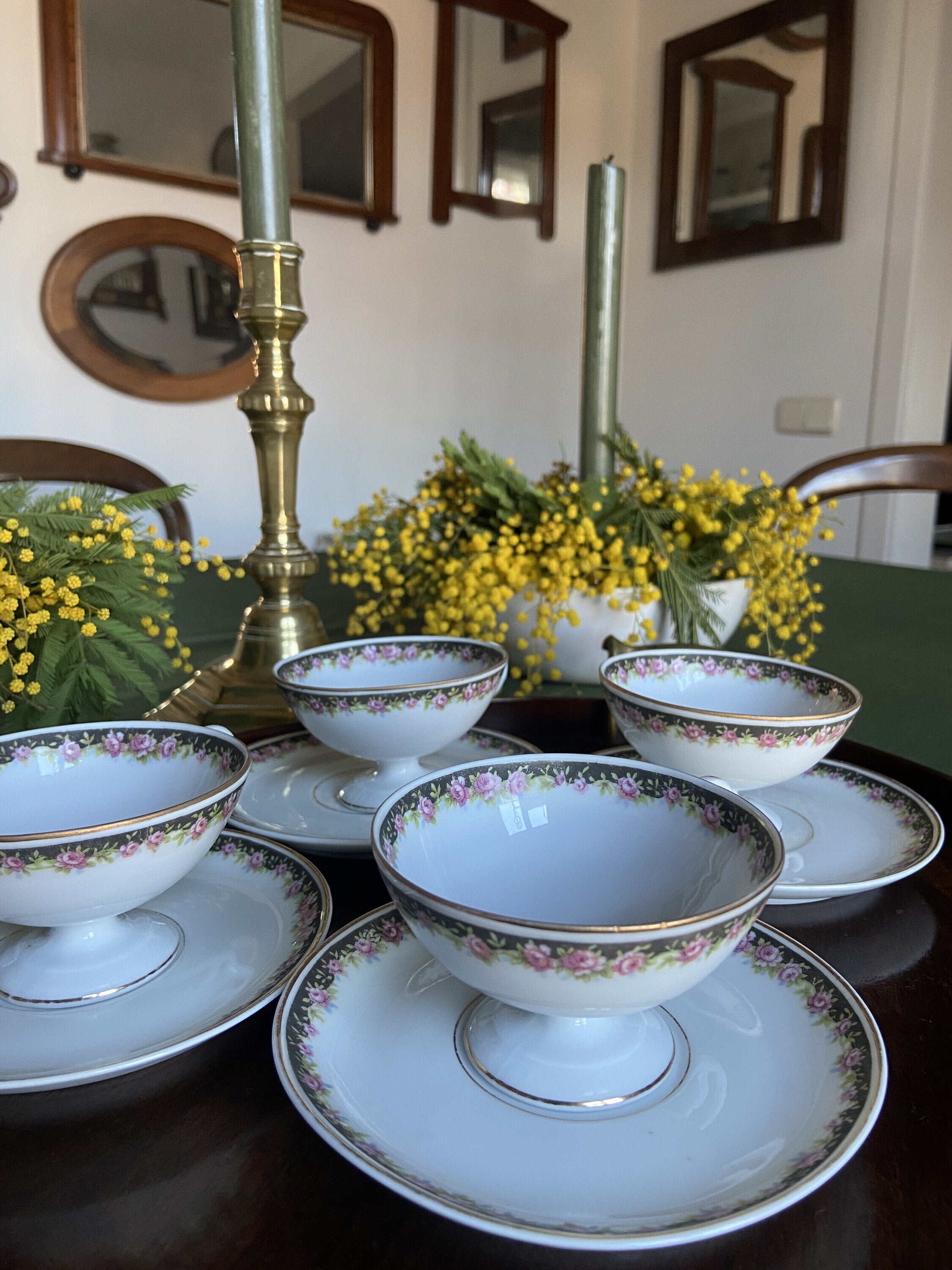 4 tazas de café con plato en fina porcelana.