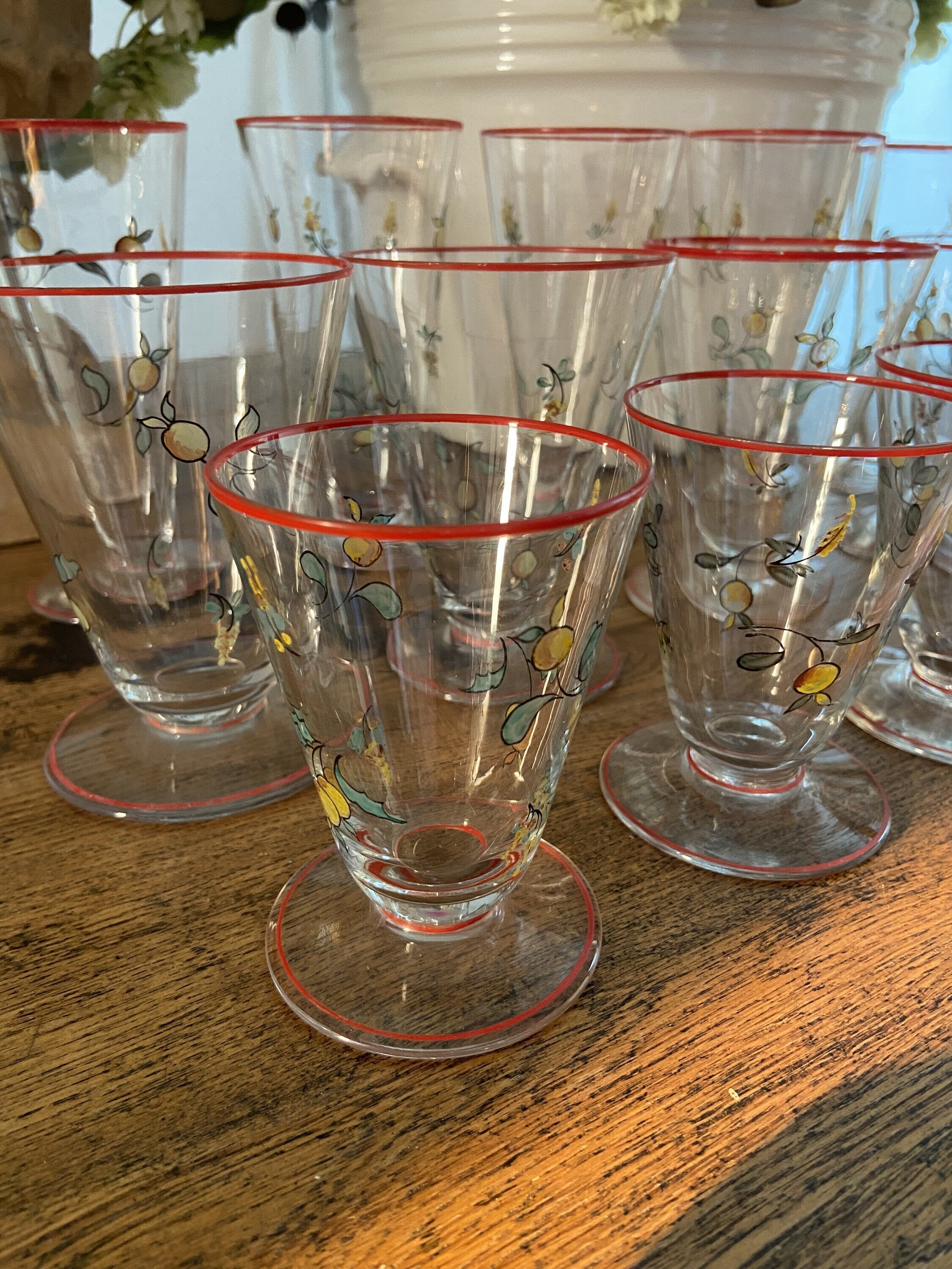 5 copas de agua, 5 de vino y 5 de cava, en vidrio soplado y pintado a mano.